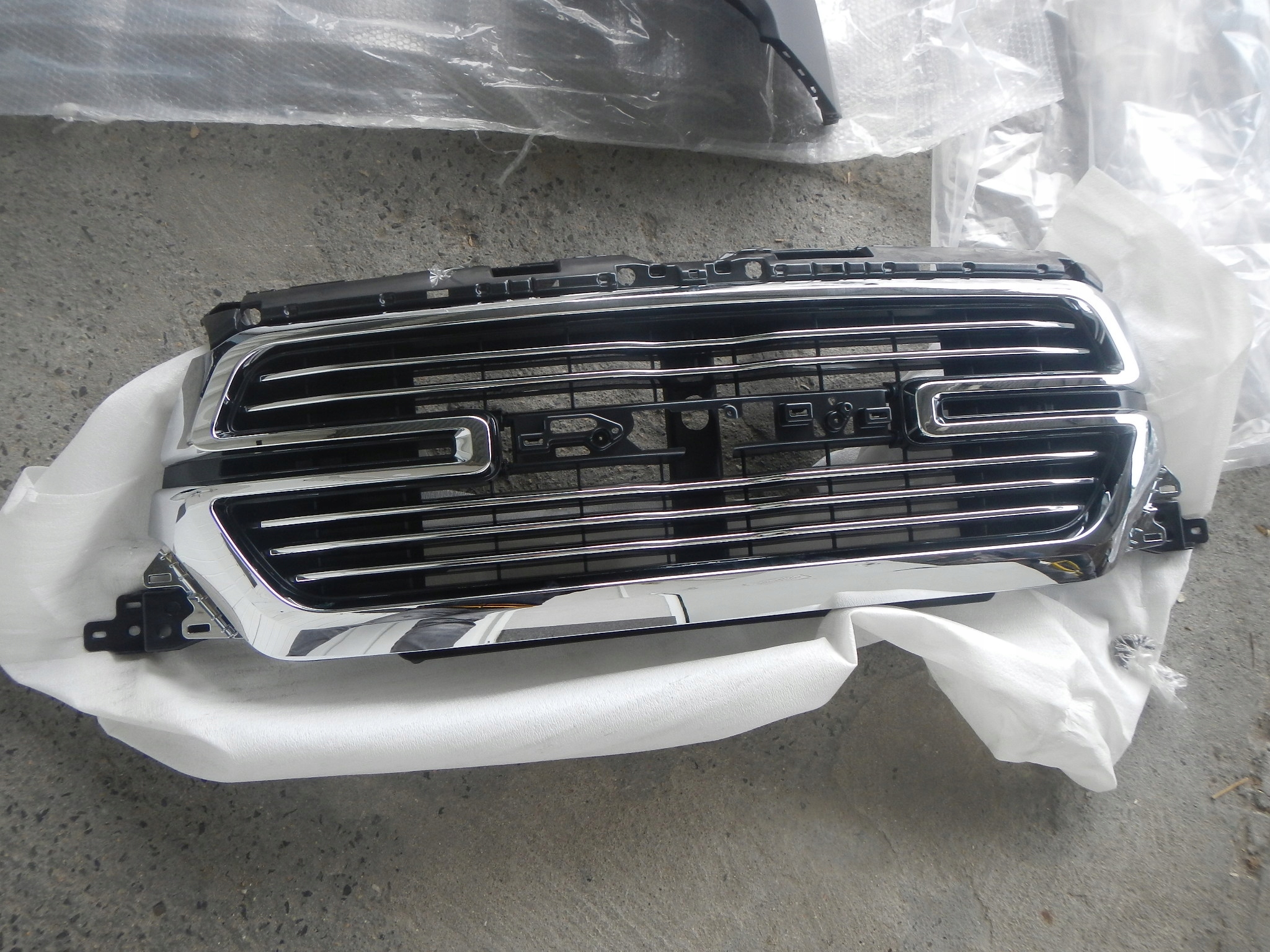 ATRAPA GRILL CHROM + ZNACZEK DODGE RAM 1500 2019- Producent części Inny