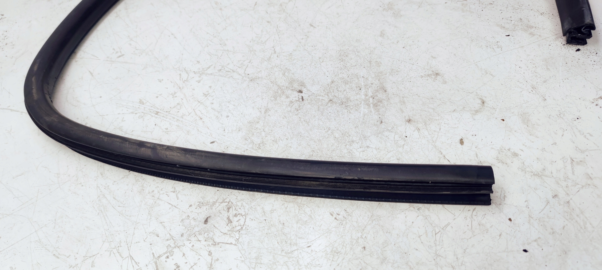USZCZELKA DOLNA DRZWI AUDI A3 8P 8P7831707B Part number 8P7831707B