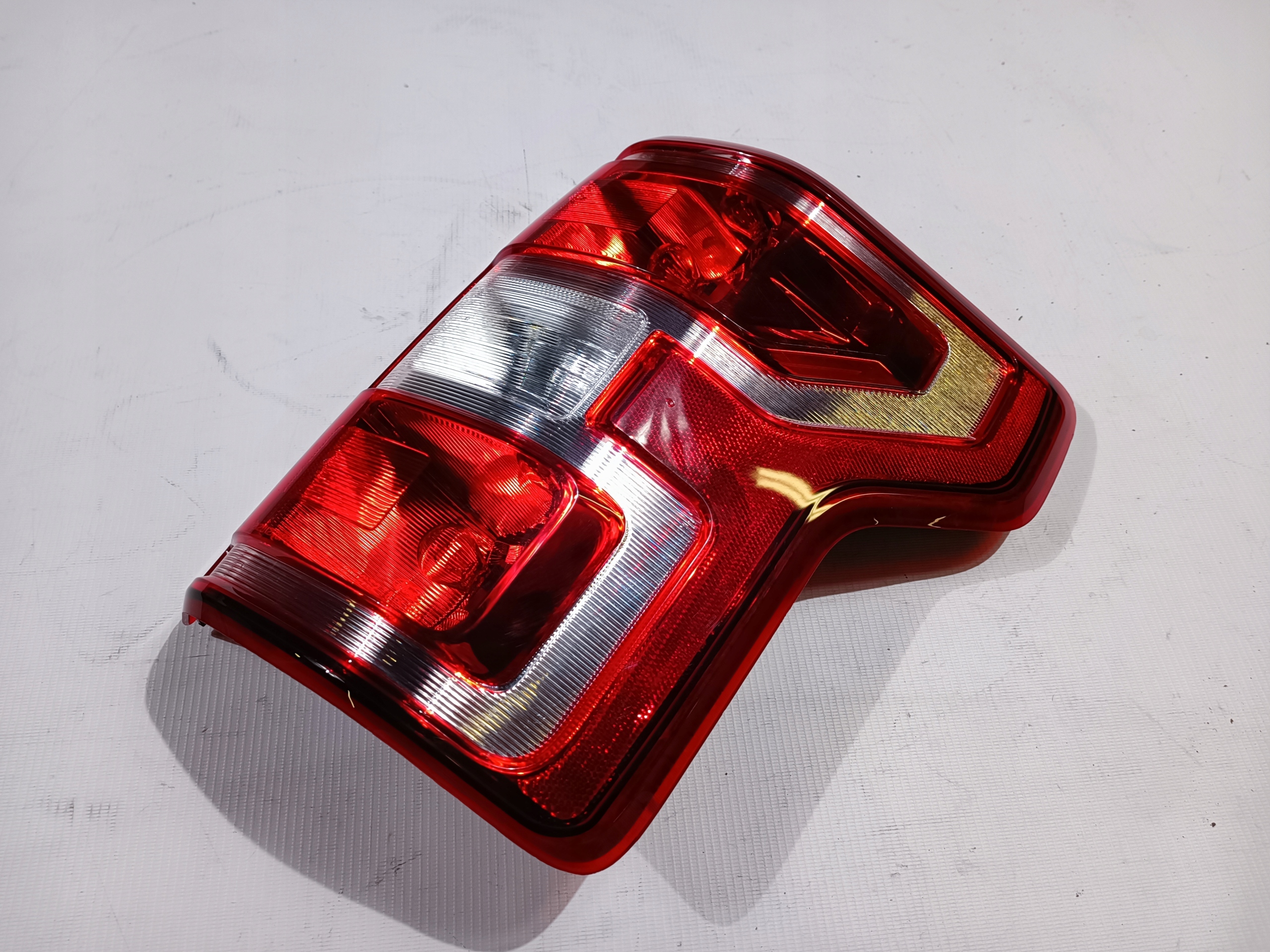 фонарь правый FORD F150 2018-