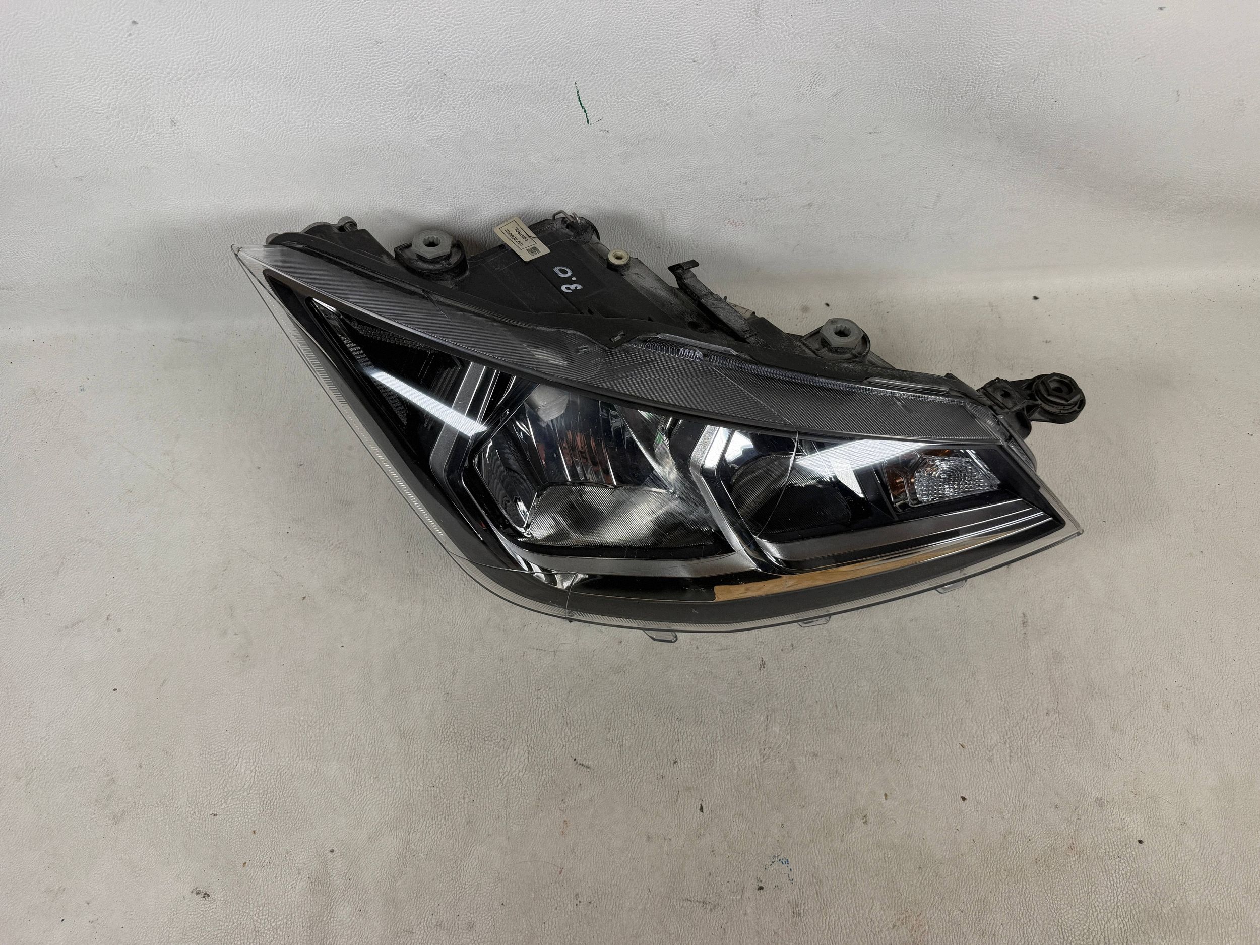 Seat Arona 6F far desna prednji dio prednja
