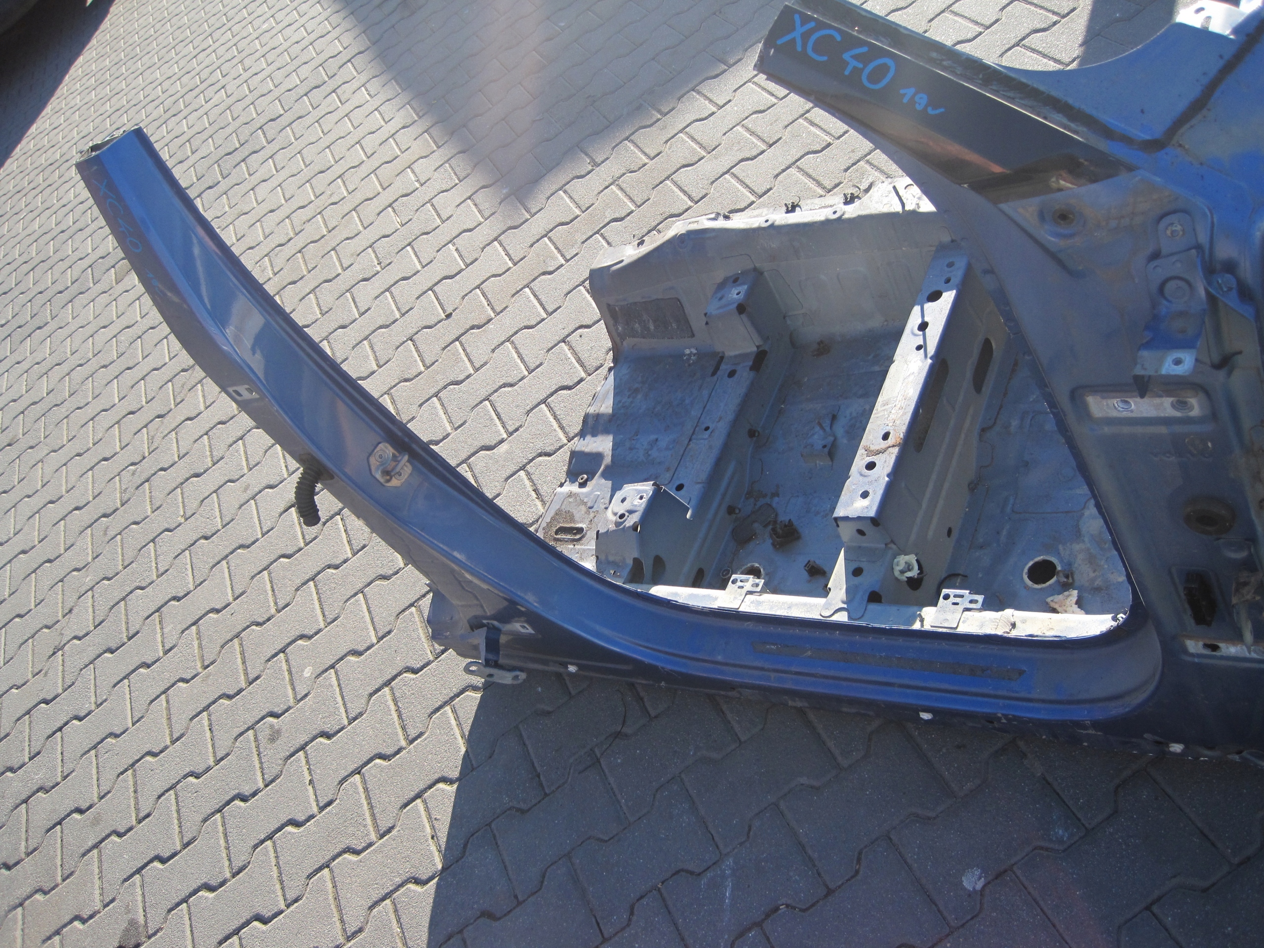 quarter right front VOLVO XC40 19R