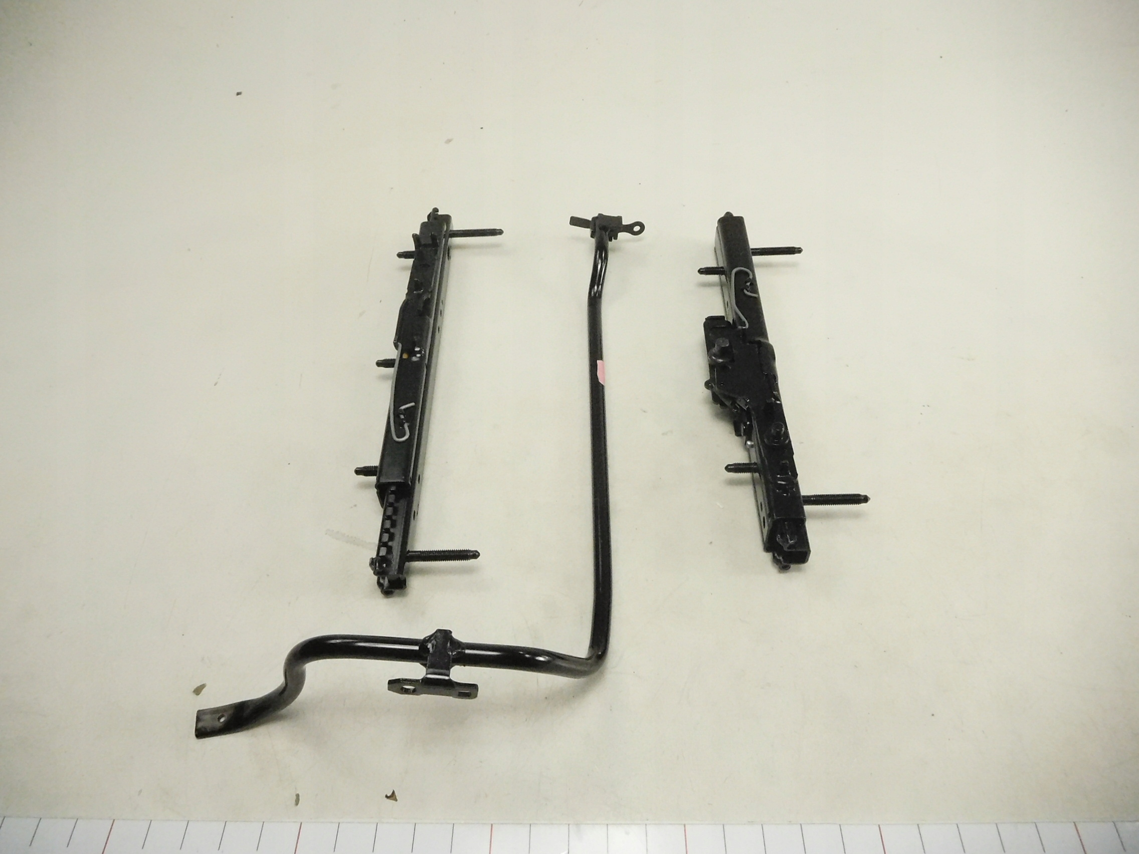 НАПРАВЛЯЮЩАЯ СИДЕНЬЯ ПЕРЕДНЯЯ CLIO II 7701207202