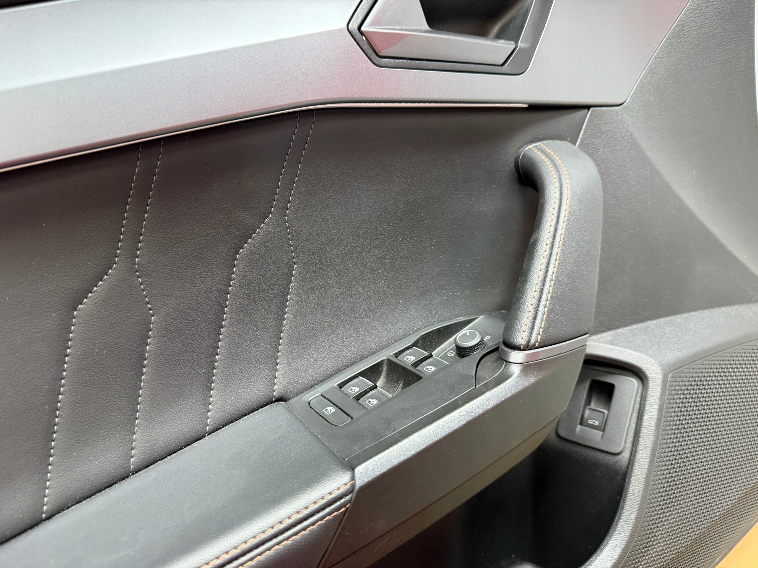 CUPRA FORMENTOR side door left front AMBIENTE