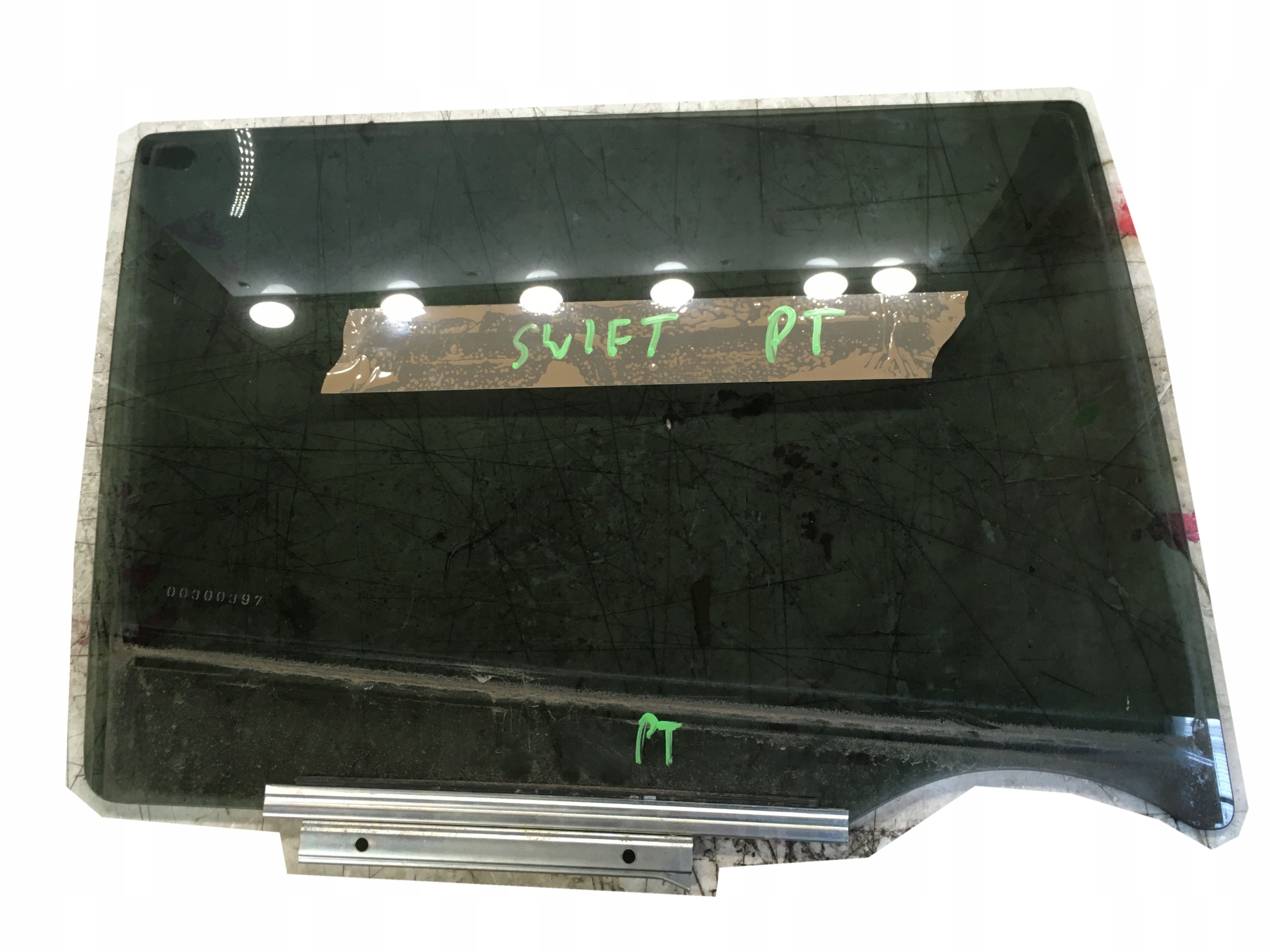 252587455 - ЗАДНЕЕ ПРАВОЕ СТЕКЛО SUZUKI SWIFT MK8 1.0 B