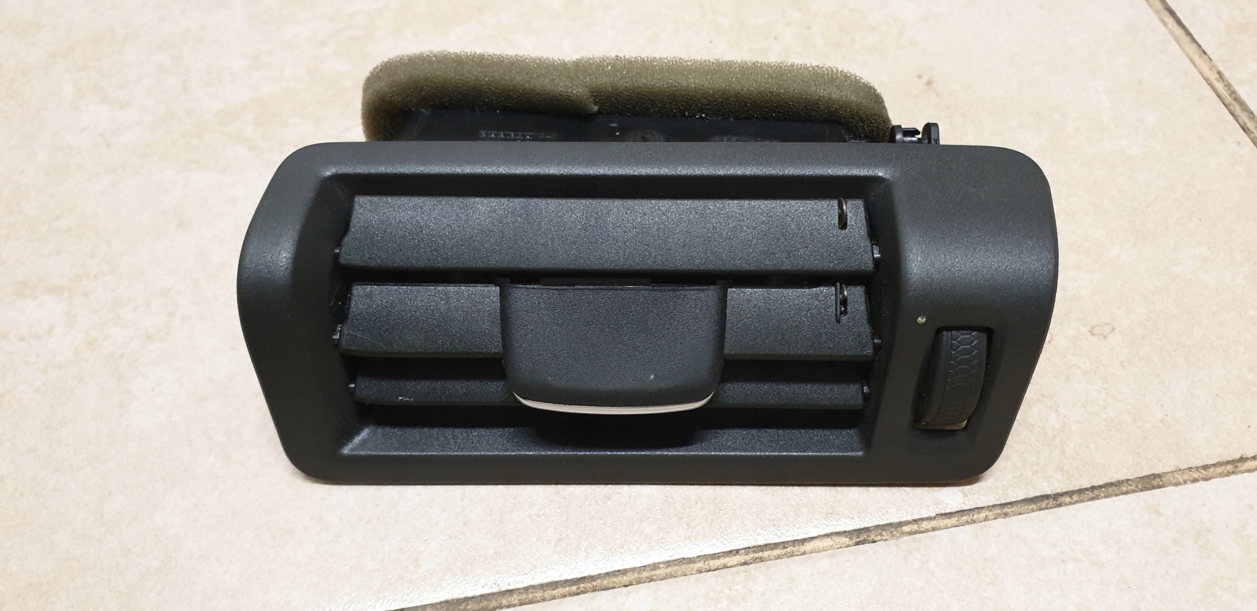 31497122 - ВЕНТИЛЯЦІЙНА РЕШІТКА СТІЙКИ B ЦЕНТР ЛІВИЙ VOLVO XC90 II