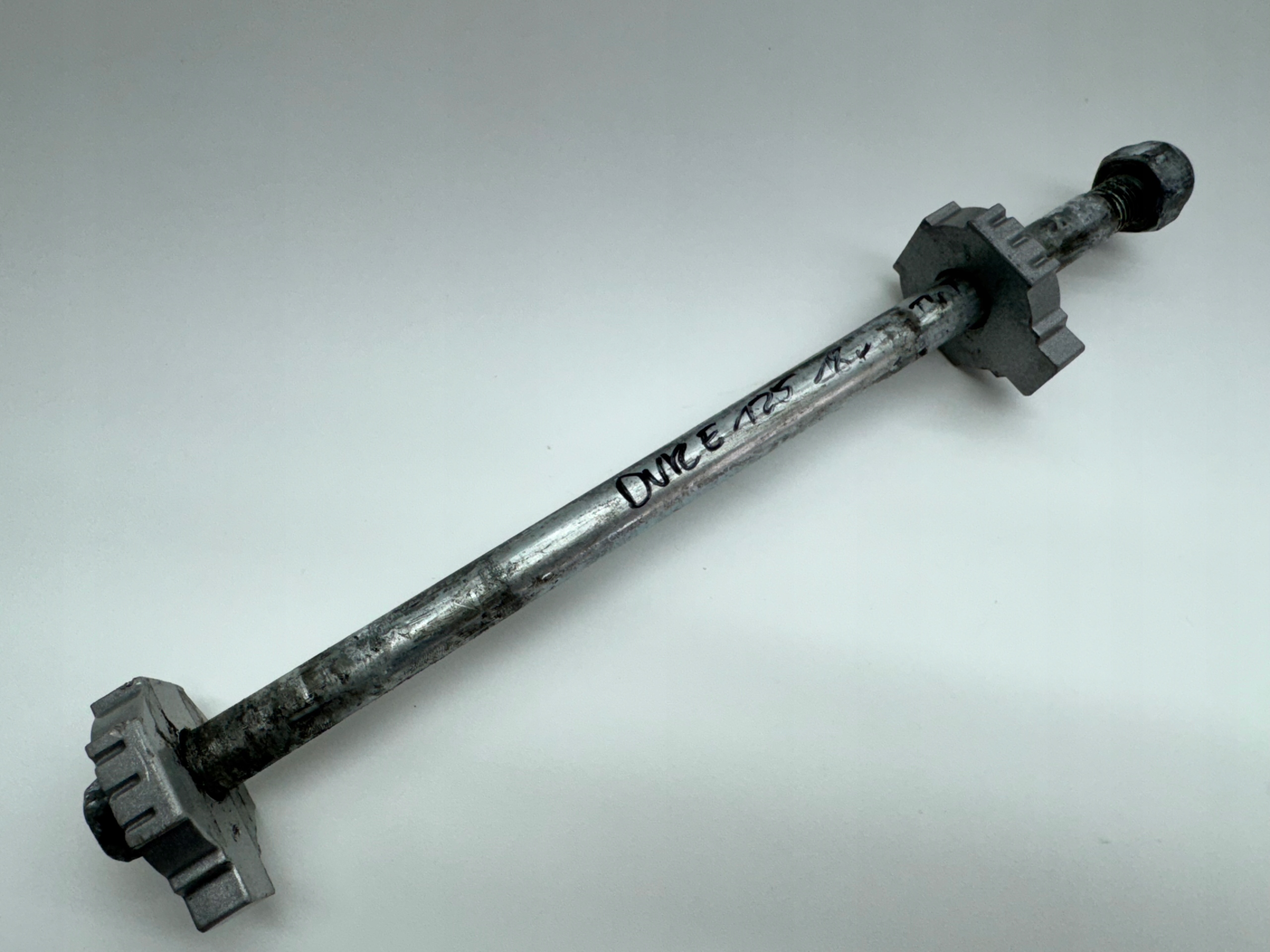 KTM DUKE RC 125 200 390 OŚKA TYŁ TYLNA