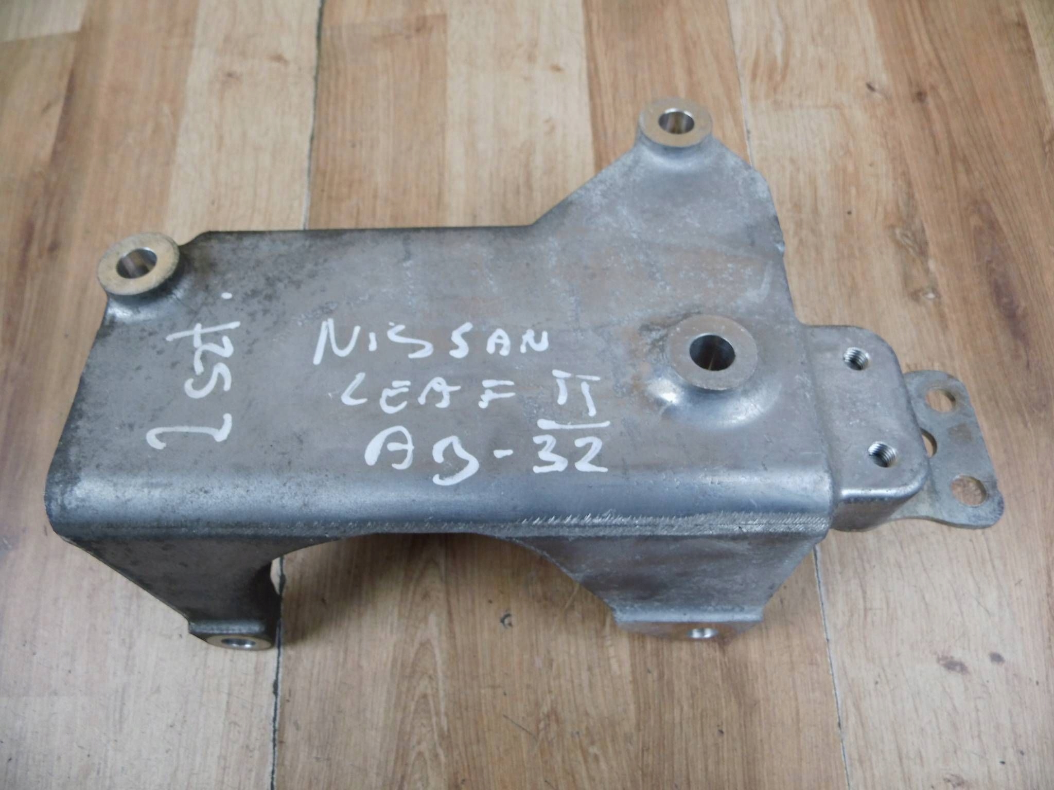 Nissan Leaf II ZE1 Support mocowane Support Demi axe 397805SA0A