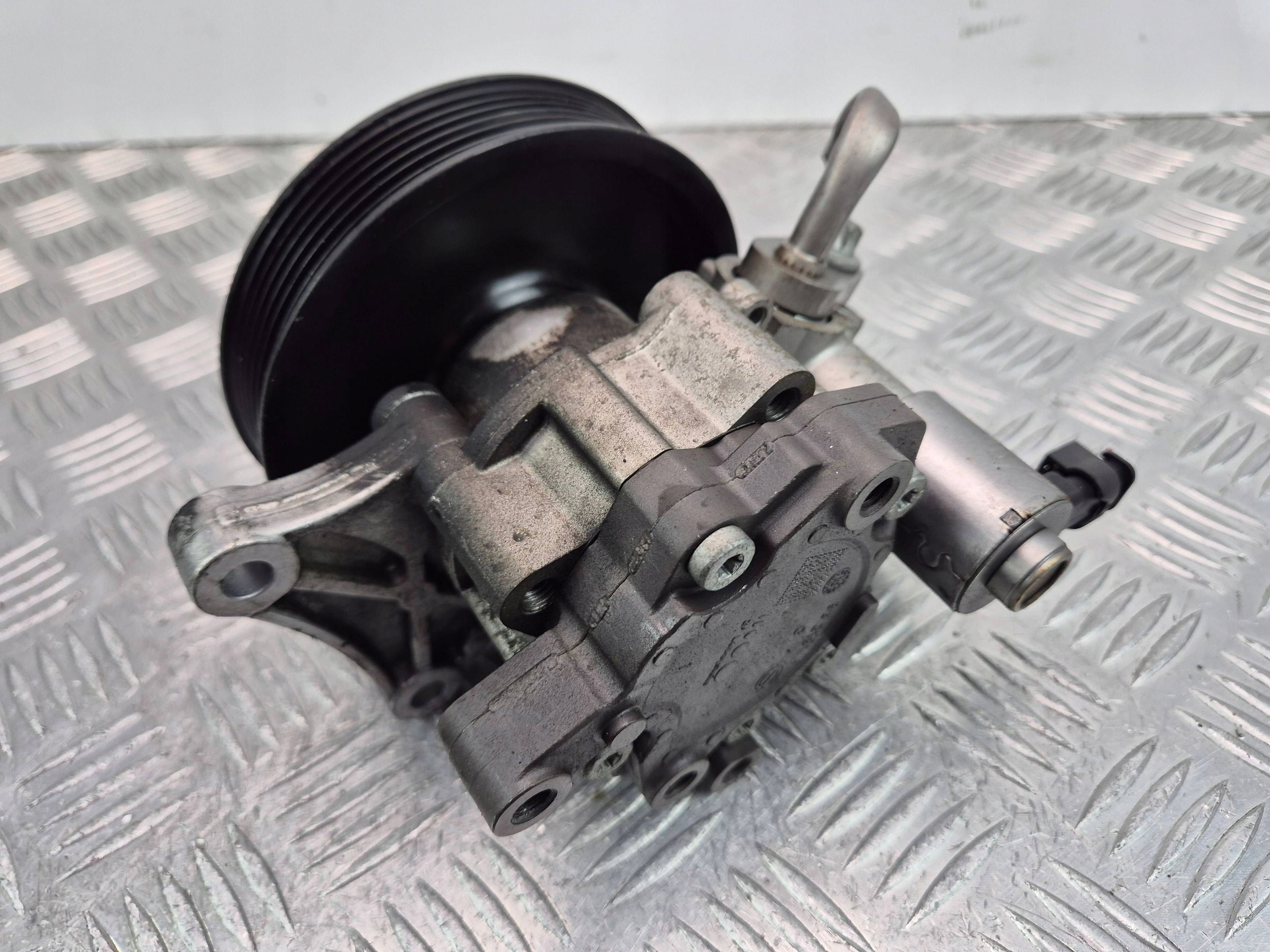 Mercedes C250 CGI W204 servo pump A0064667501 271.860