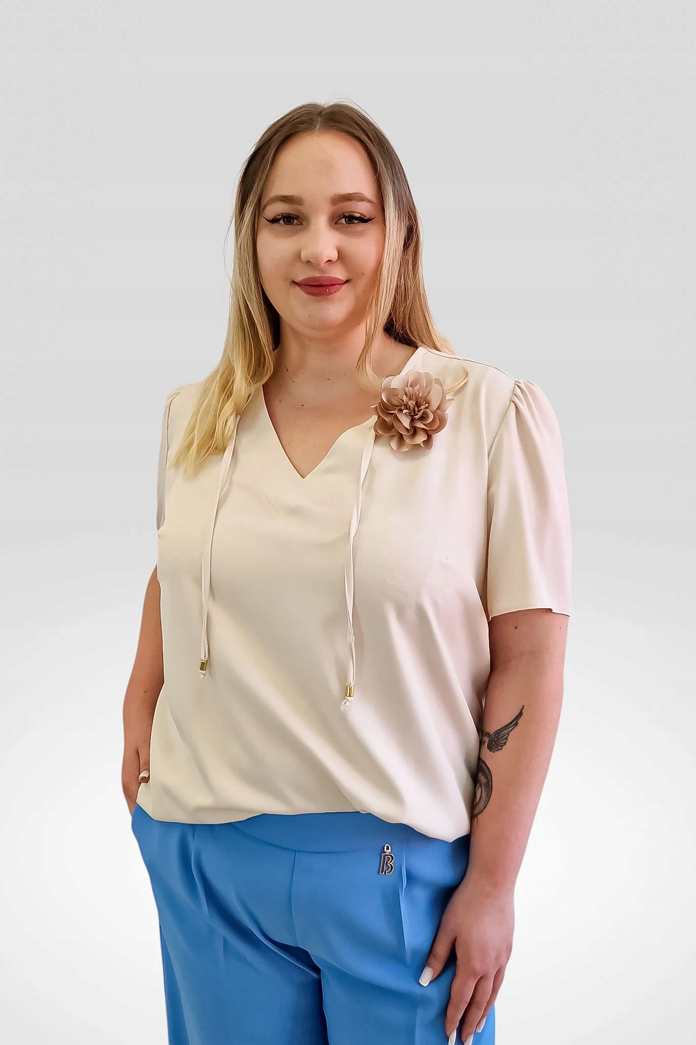 Dámská halenka s výstřihem do V a broží Květ Béžová 46