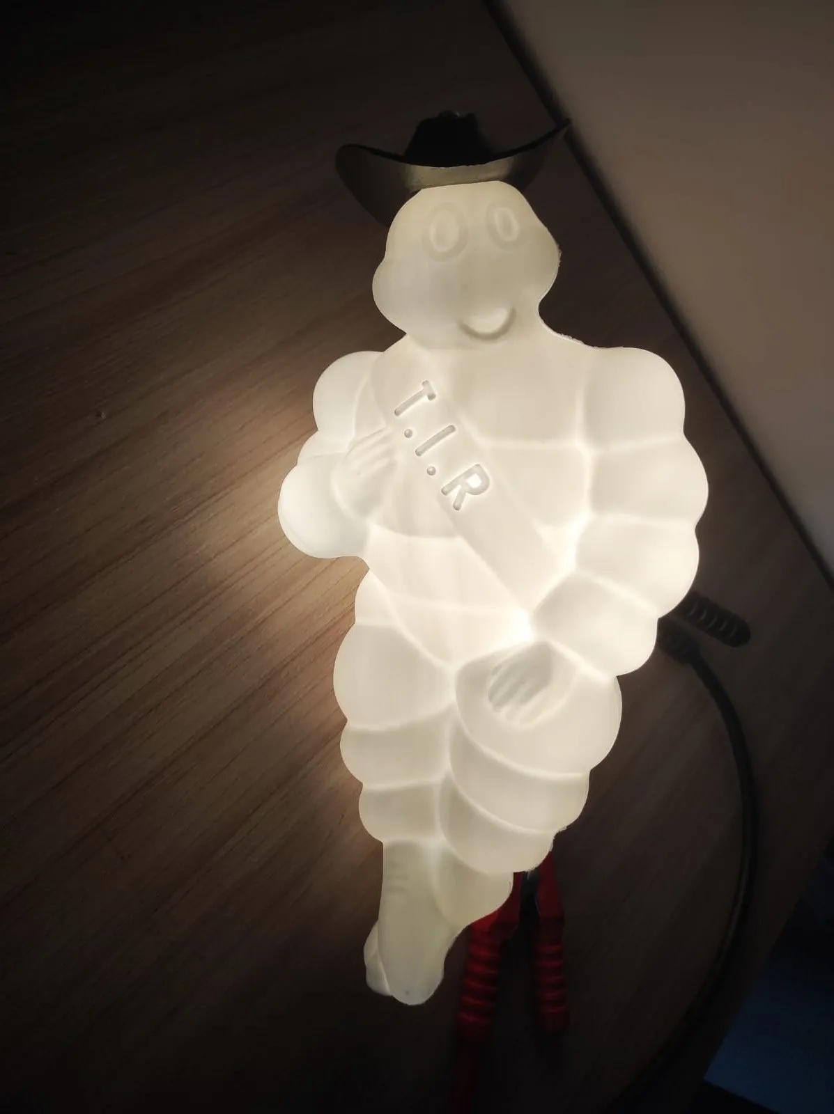 FIGURKA PODŚWIETLANA Z KAPELUSZEM 29CM PREMIUM Producent inny