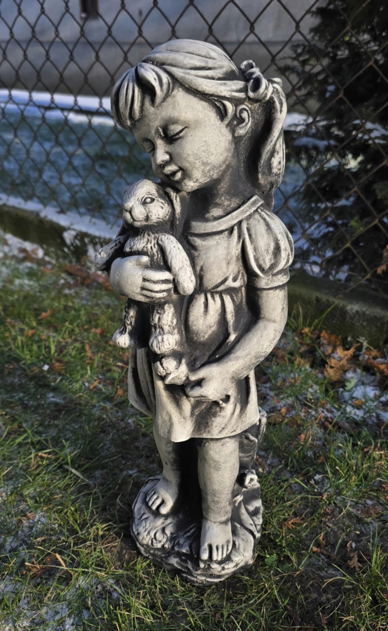 Figura Betonowa Dziewczynka z Misiem 42 cm Dekoracja Ogrodowa