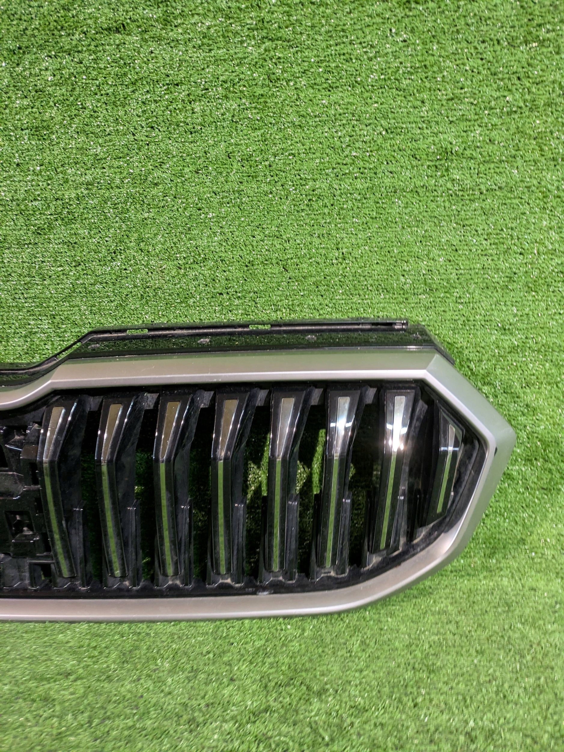 grill grille radiator SKODA SUPERB IV NR.29