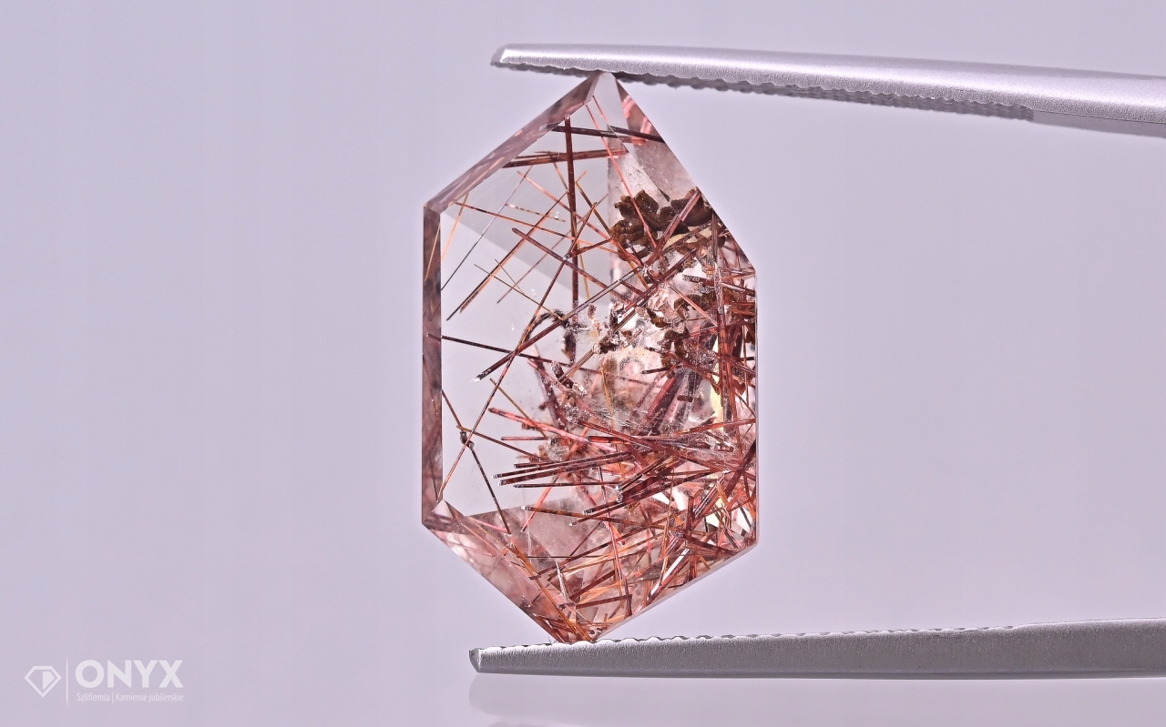 Křemen s rutilem fazetovaný nepravidelný 20,5x12 mm