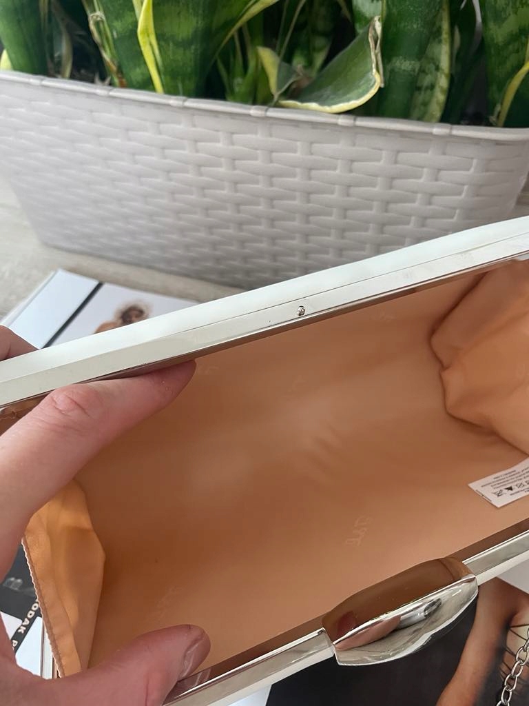 Wieczorowa wizytowa torebka KOPERTÓWKA PUZDERKO biała na ślub Kolor biały