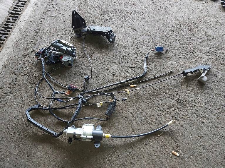 MECHANIZM DRZWI PRZESUWNYCH LEWYCH VOYAGER IV Jakość części (zgodnie z GVO) O - oryginał z logo producenta pojazdu (OE)