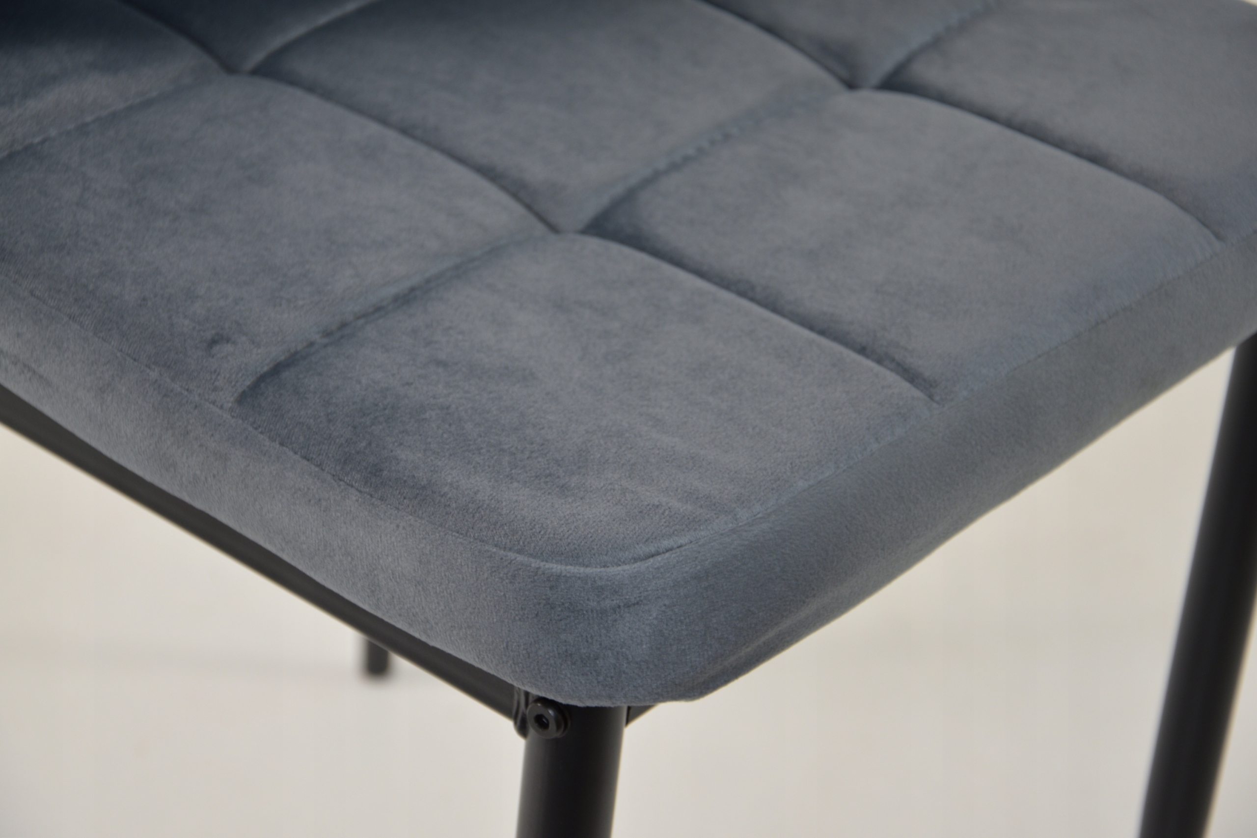 Stół 80x160/200 i 8 krzeseł tapicerowanych WELUR Maksymalna długość rozłożonego stołu 200 cm