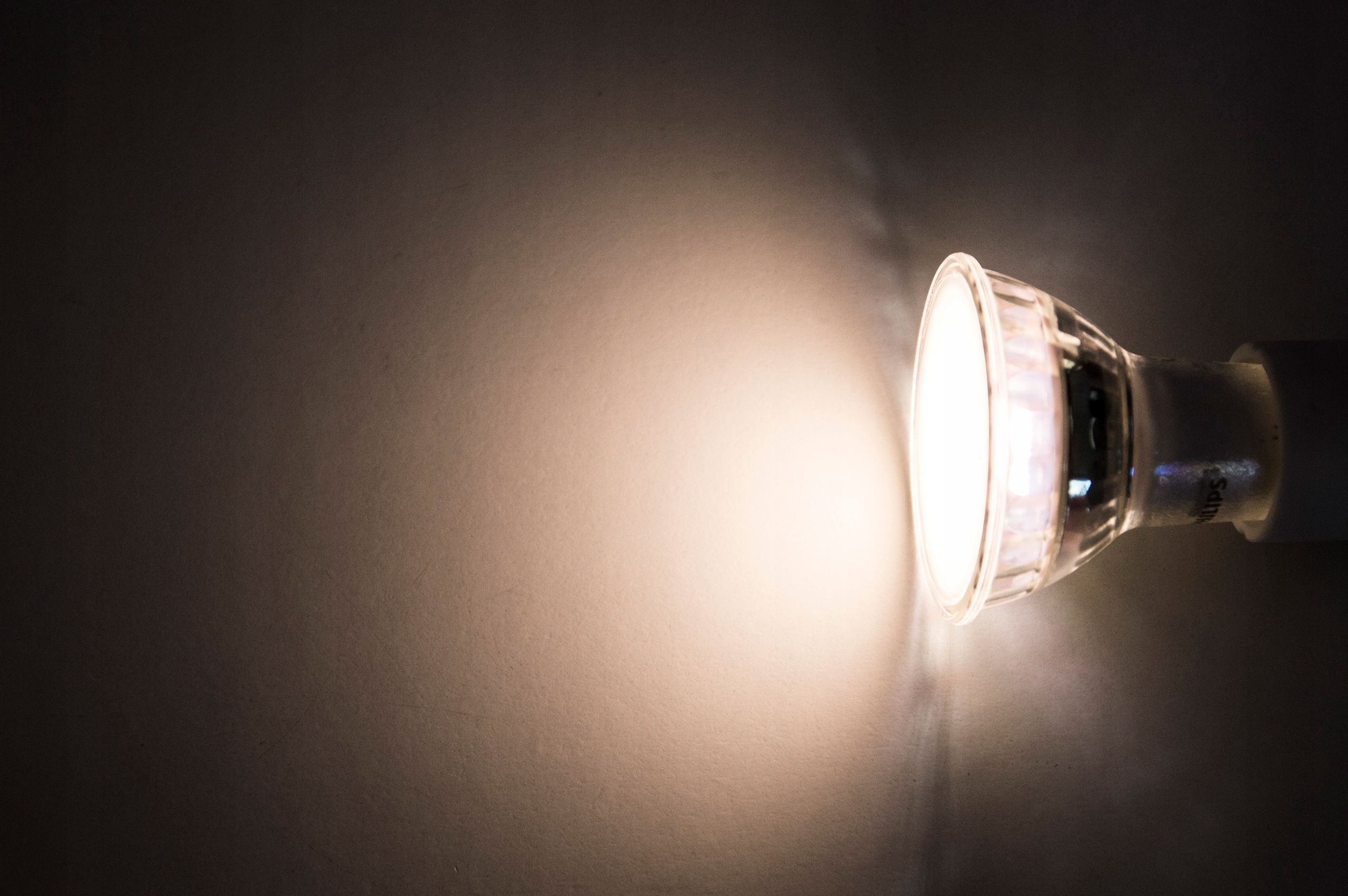 ŻARÓWKA LED GU10 4,9W 3000K biała ciepła 120° 550lm PHILIPS Moc 4.9 W