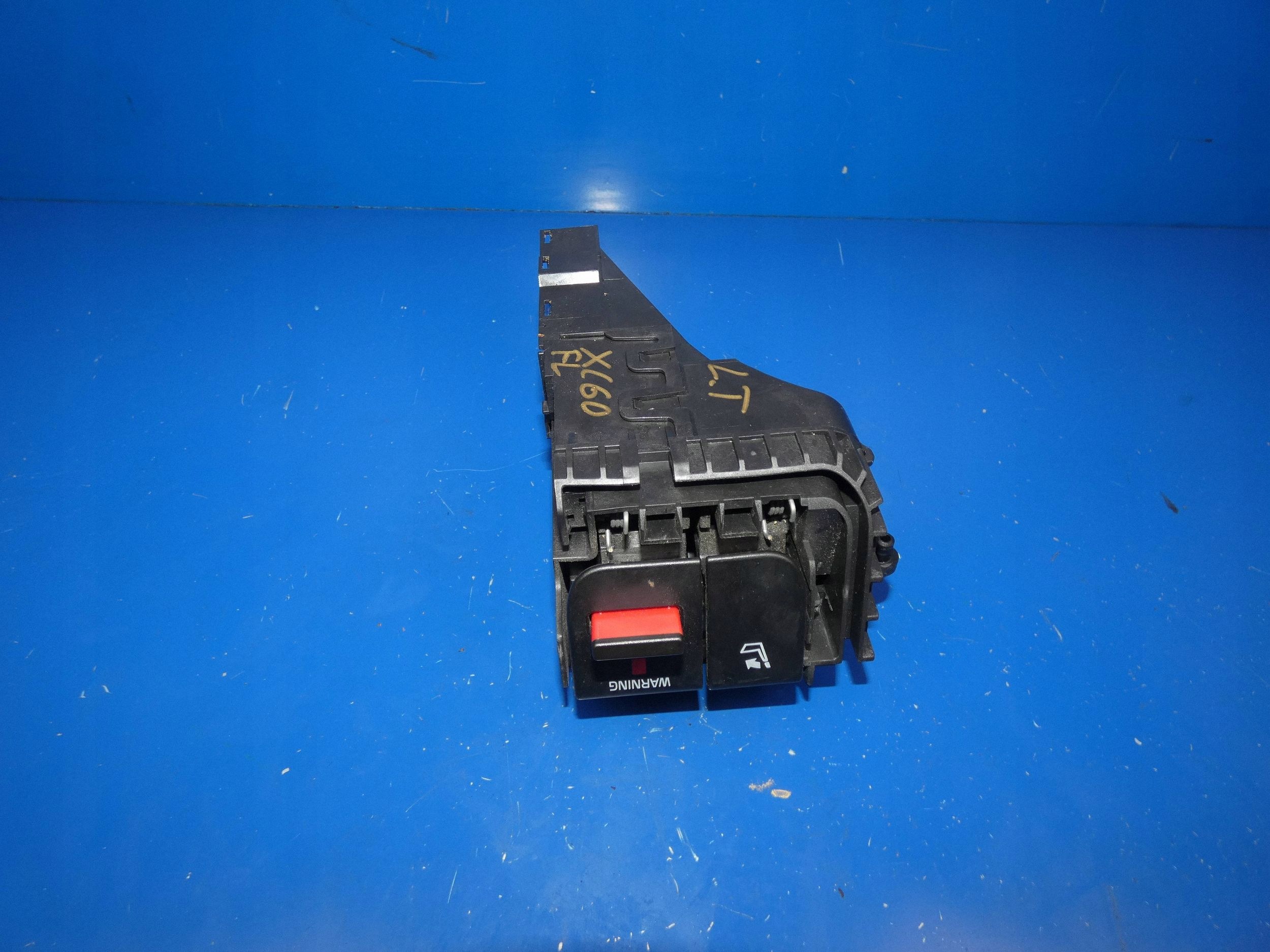 VOLVO XC60 and lock ZATRZASK KANAPY left rear part