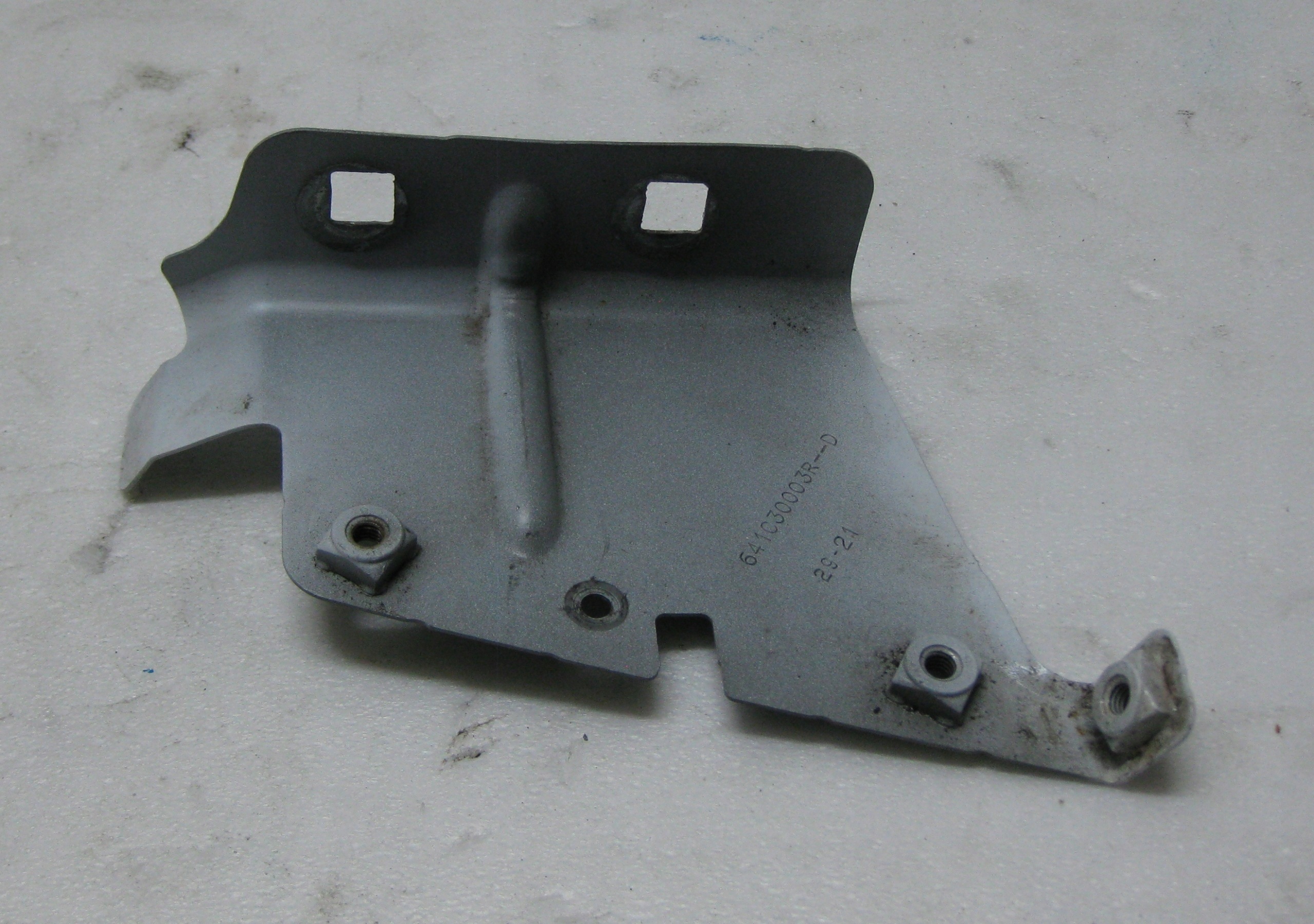 RENAULT MASTER III LIFT staffa parafango sinistra anteriore 641C30003R