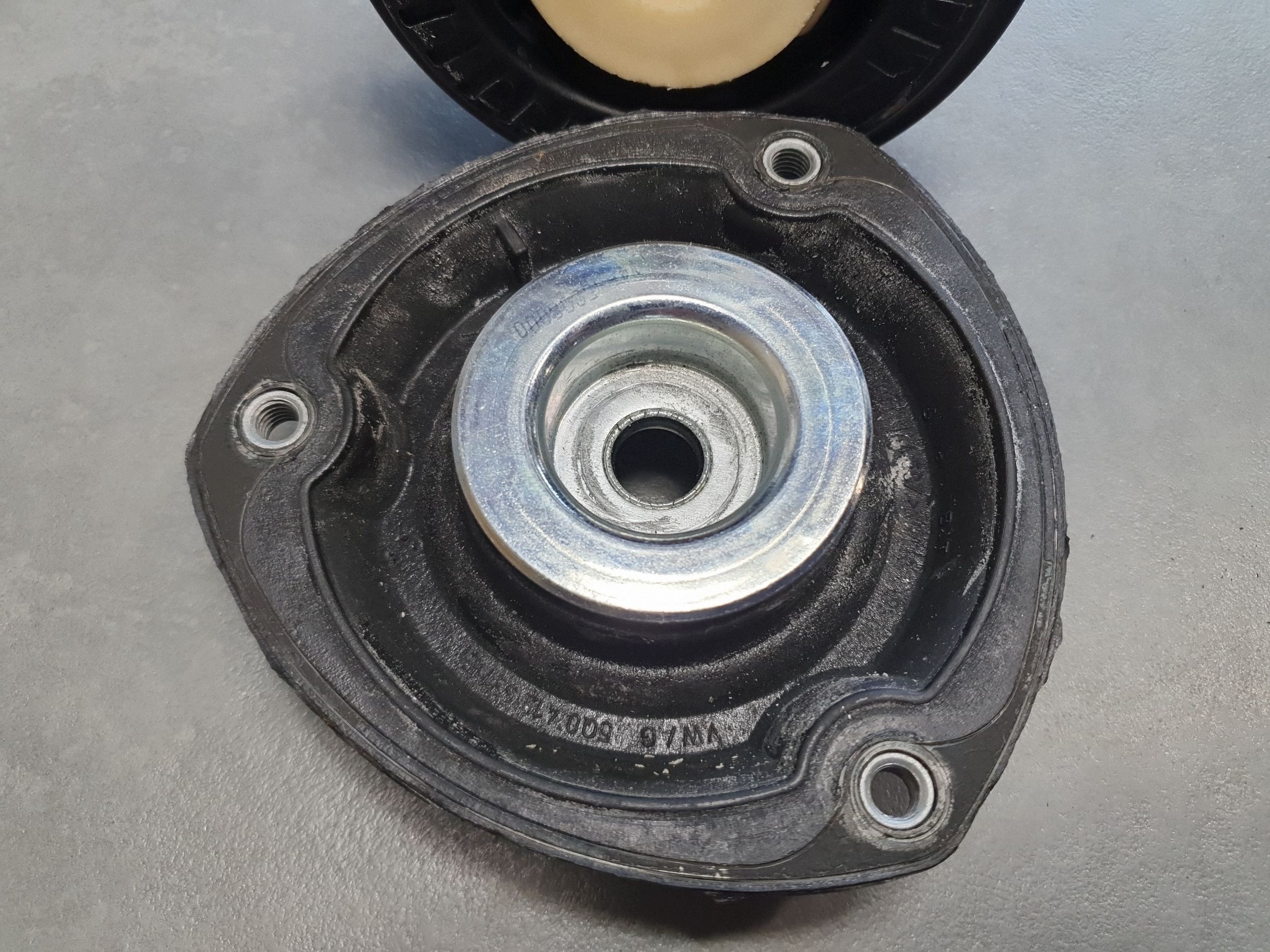Audi A3 8Y LOZYSKO tlumiče předek kryt 5Q0412331E