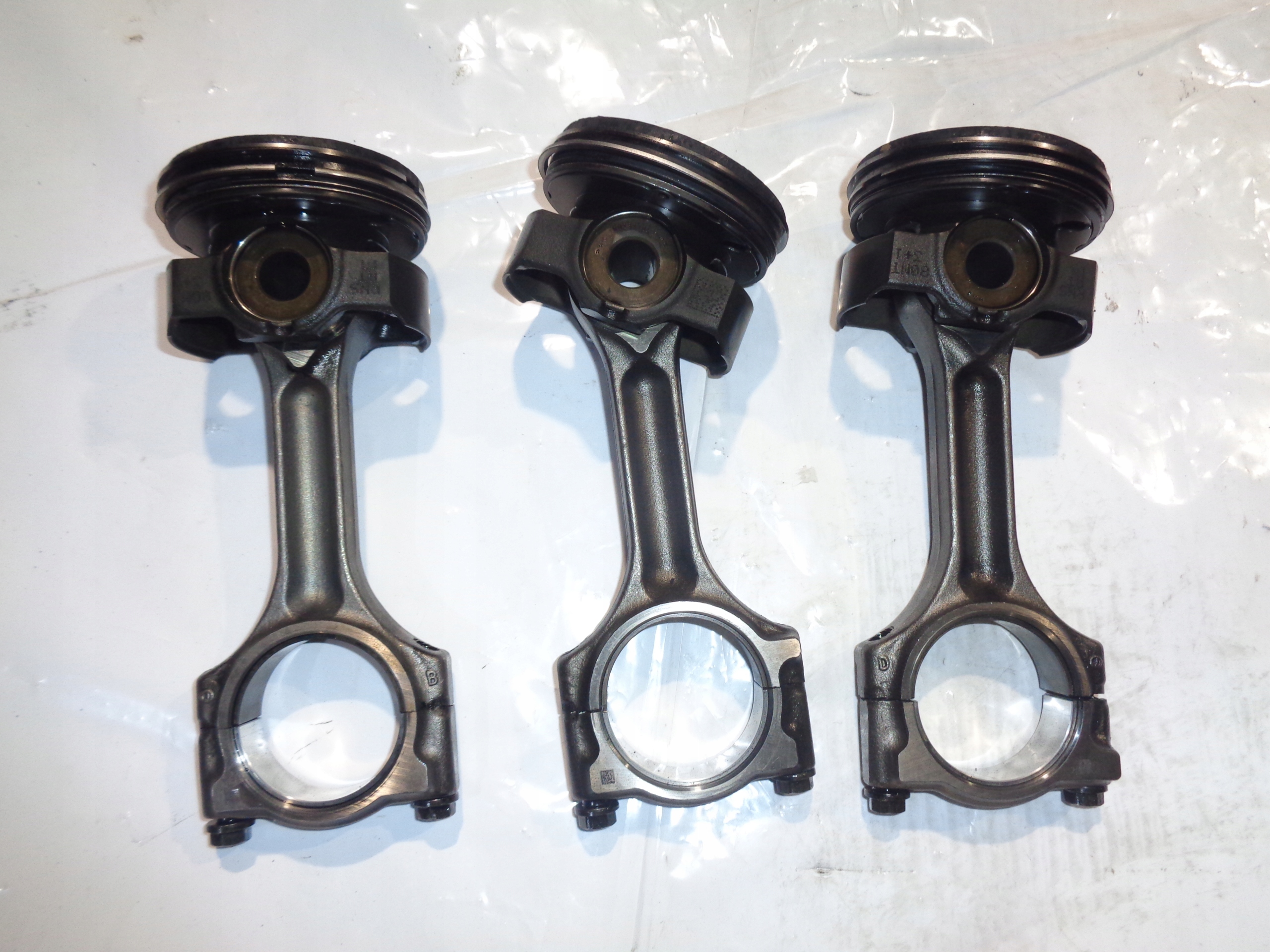 R9NA401 - NISSAN X-TRAIL T32 1.7 dCi поршень шатун