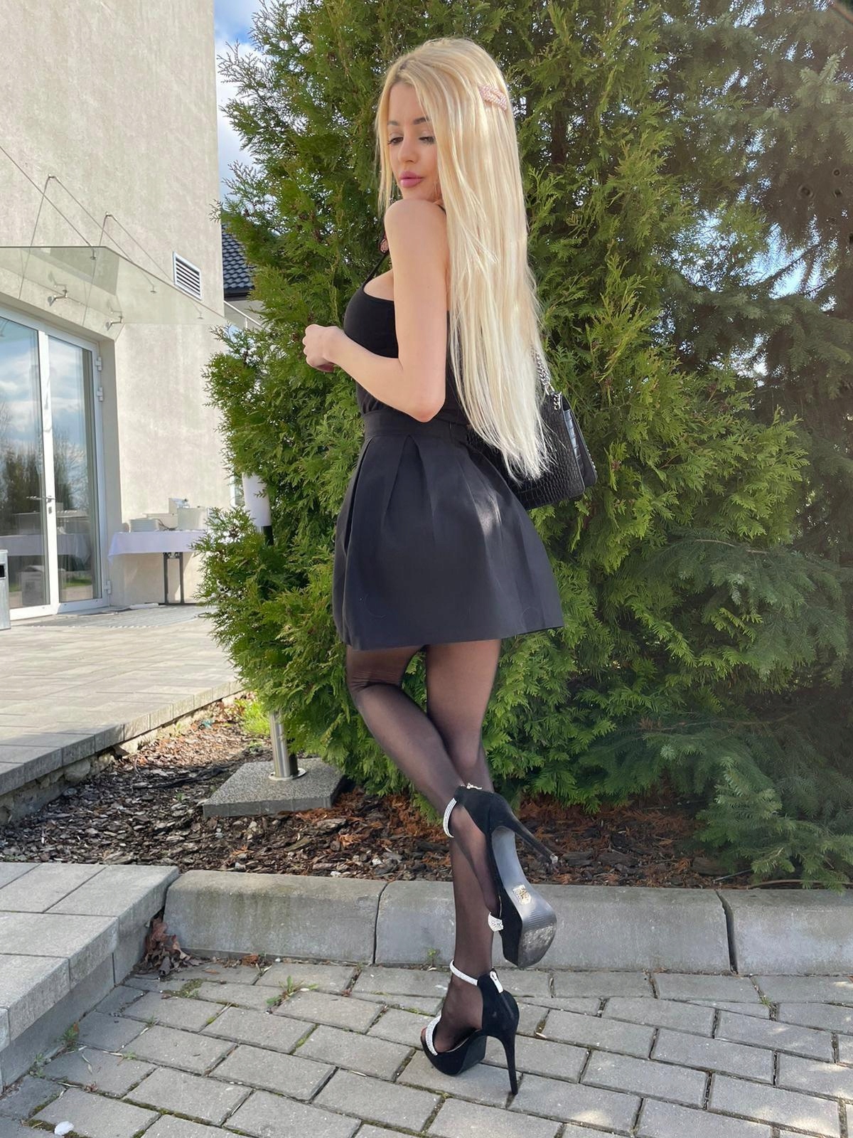 Modna CZARNA SPÓDNICZKA ROZKLOSZOWANA w ZAKŁADKI na ZAMEK rozmiar S Długość mini