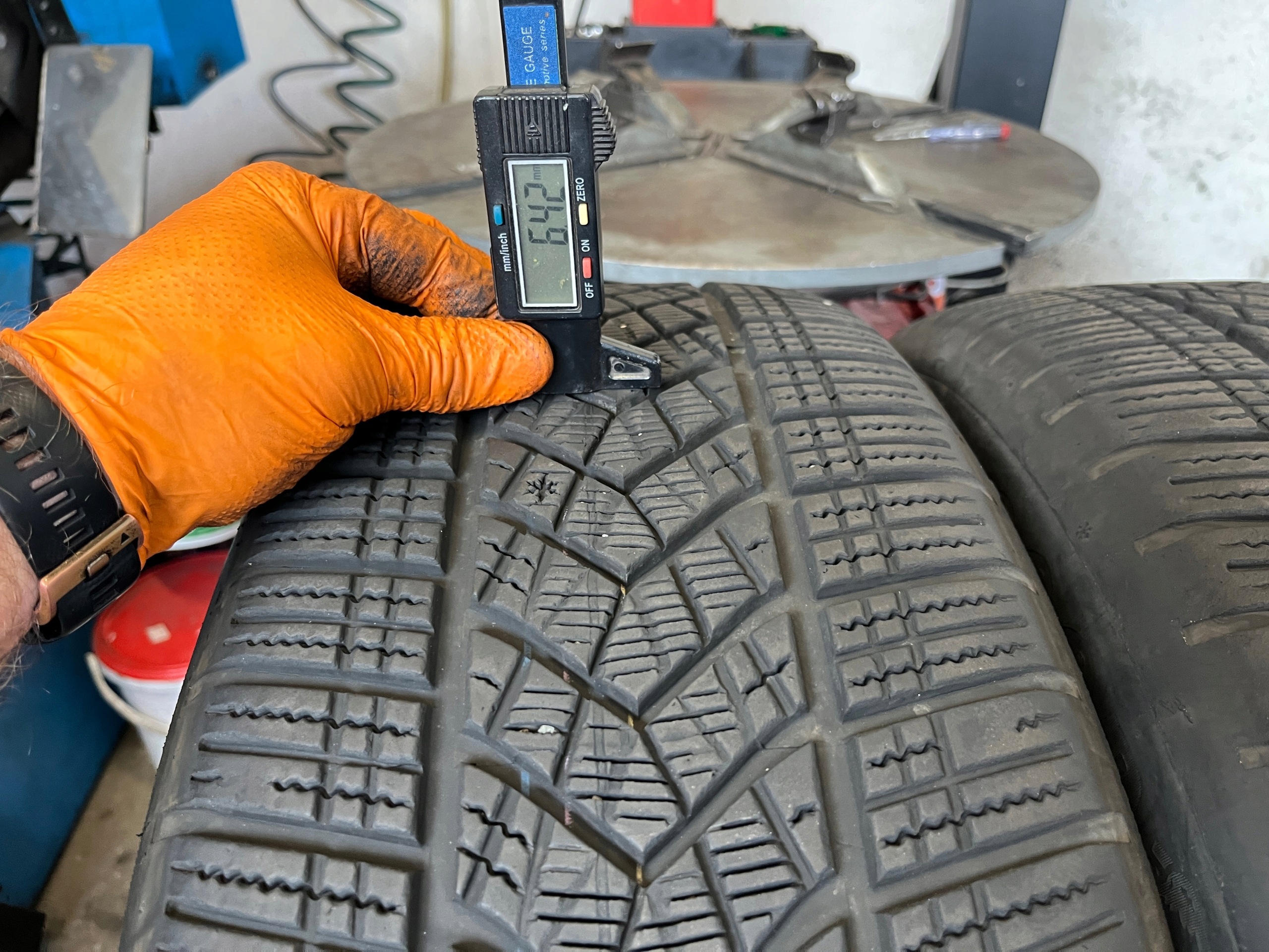 2 tyres winter 235/60R20 GOODYEAR UltraGrip Performance + 6,5mm