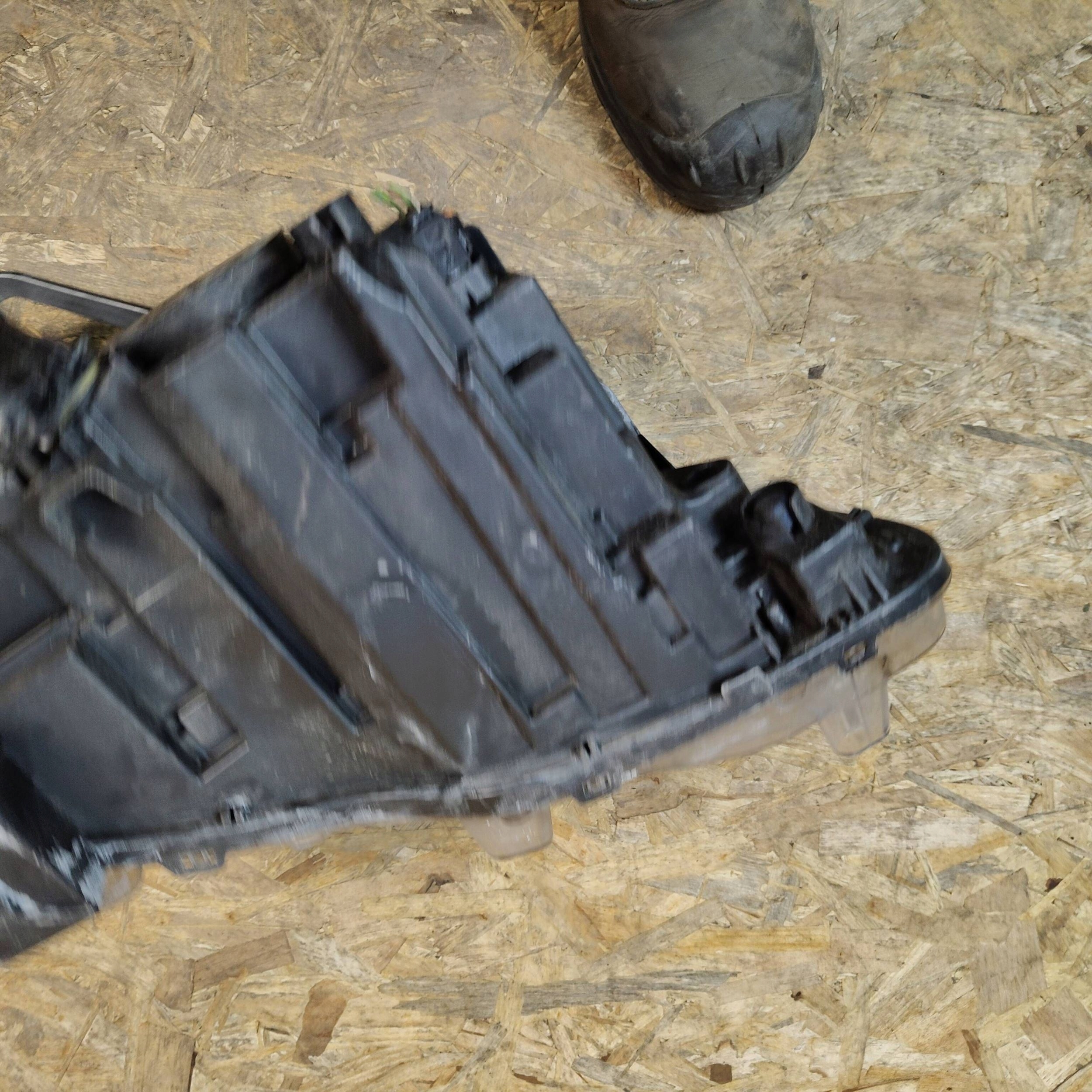 Reflektor front side left Peugeot 3008 and 9805505480