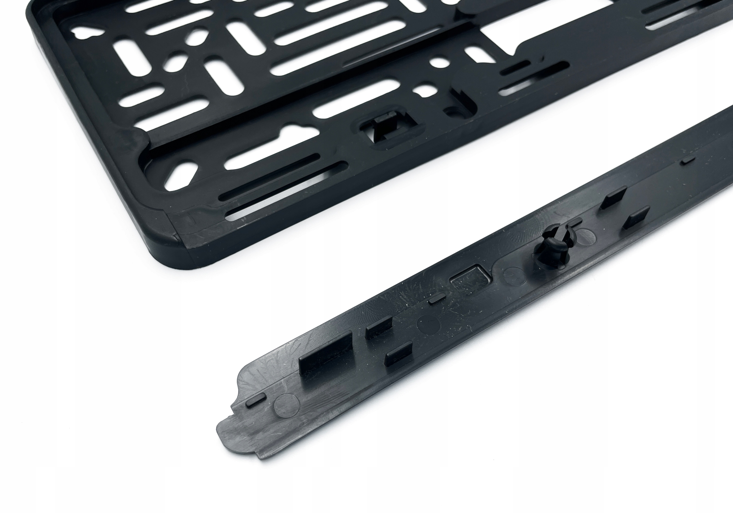 RAMKA NA TABLICĘ REJESTRACYJNĄ ELASTYCZNA CZARNA Producent Carmotion