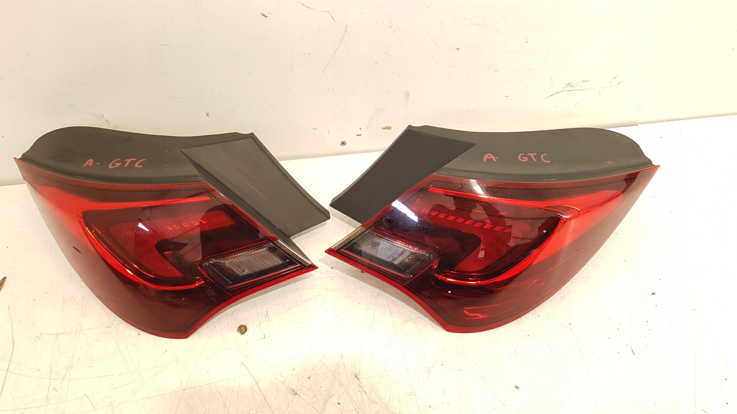 OPEL ASTRA J GTC LAMPA LEWA TYL 13281877