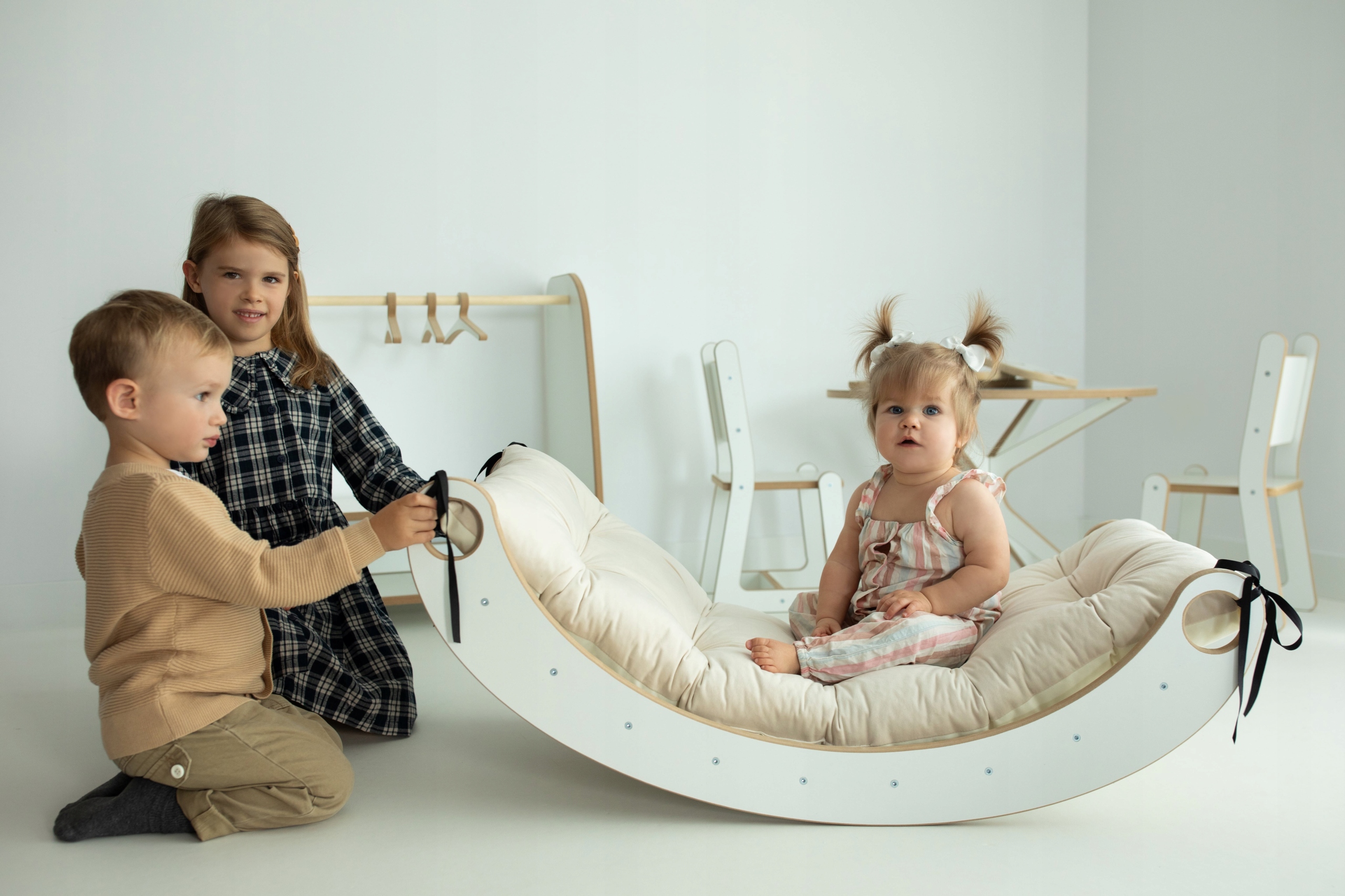 Drewniany Bujak Montessori L dla Dziecka Malucha +Poduszka Welurowa j.szary Marka Pozostałe