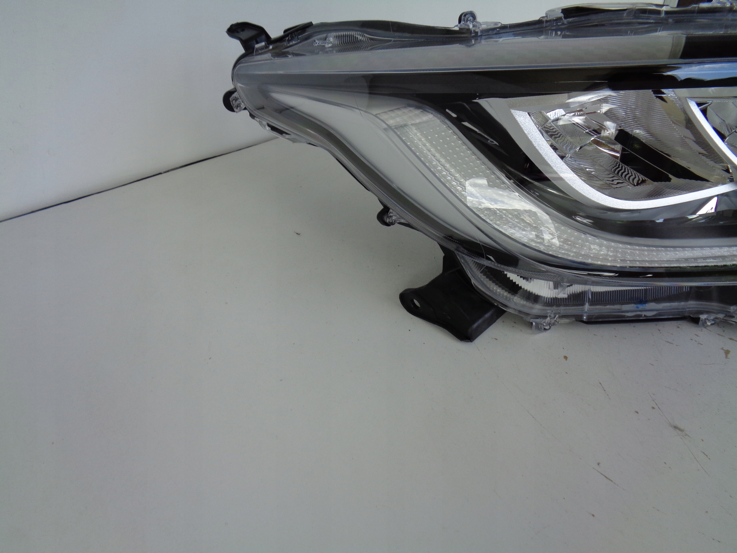 light right REFLEKTOR TOYOTA YARIS IV 20- FULL LED