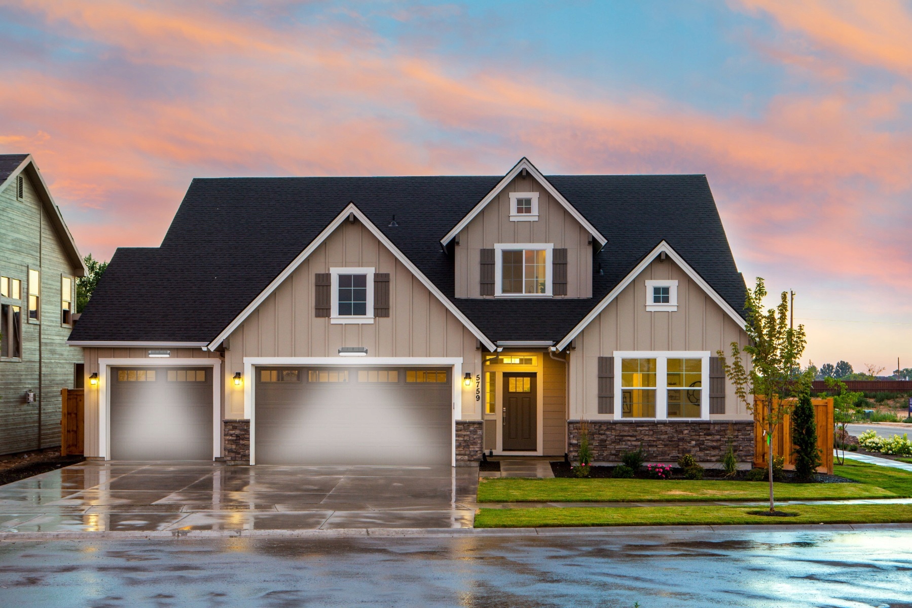 LAMPA ELEWACYJNA SOLARNA OPRAWA ZEWNĘTRZNA KINKIET OGRODOWY LED RGBW Kształt prostokątny