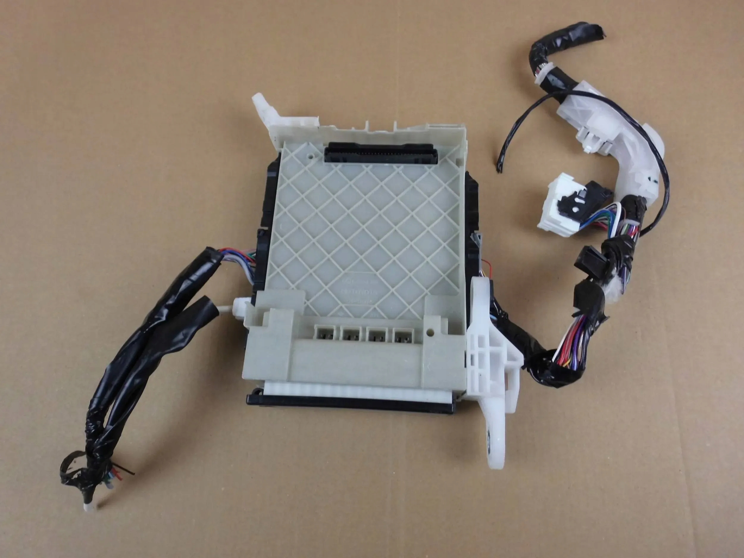 Toyota Prius IV 2016+ 1.8 compartment module BSI BSM 8273047560