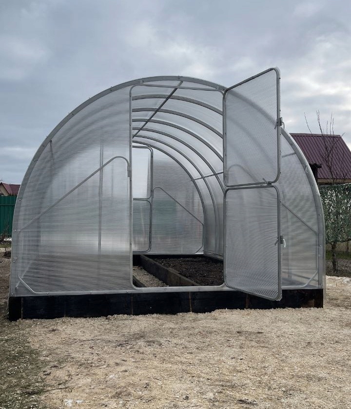 Zahradní tunelový skleník z polykarbonátu 4 mm Strong 3x12 m 20x40 mm