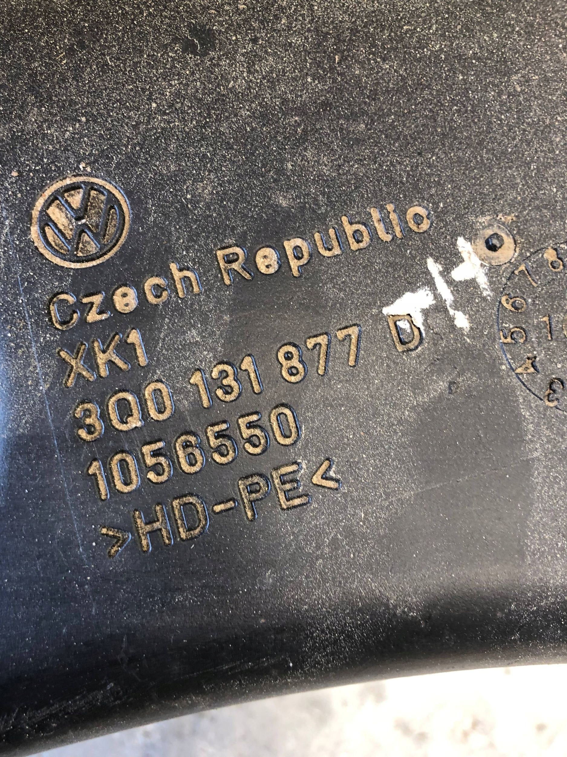 Behälter ADBLUE SKODA SUPERB III B8 3Q0131877D 3Q013187D