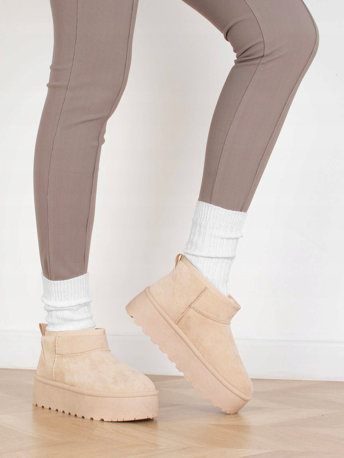 7781 BEŻOWE OCIEPLANE BOTKI ŚNIEGOWCE NA PLATFORMIE 38 Cechy dodatkowe brak