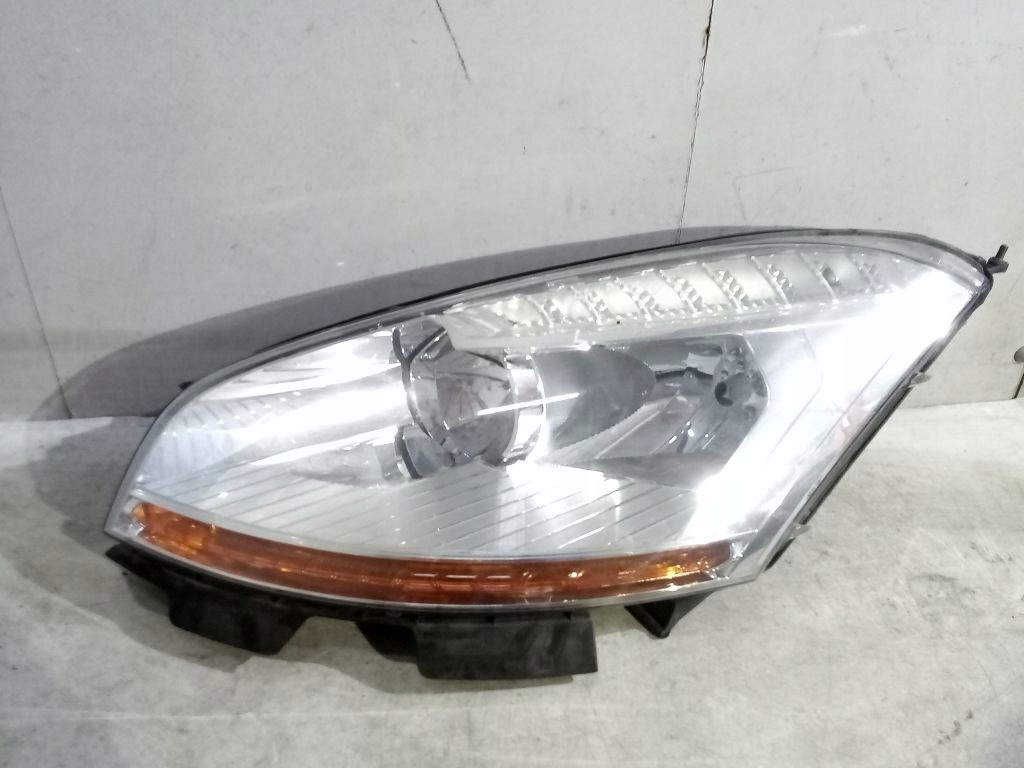 Citroen C4 Picasso and 1 light left front front