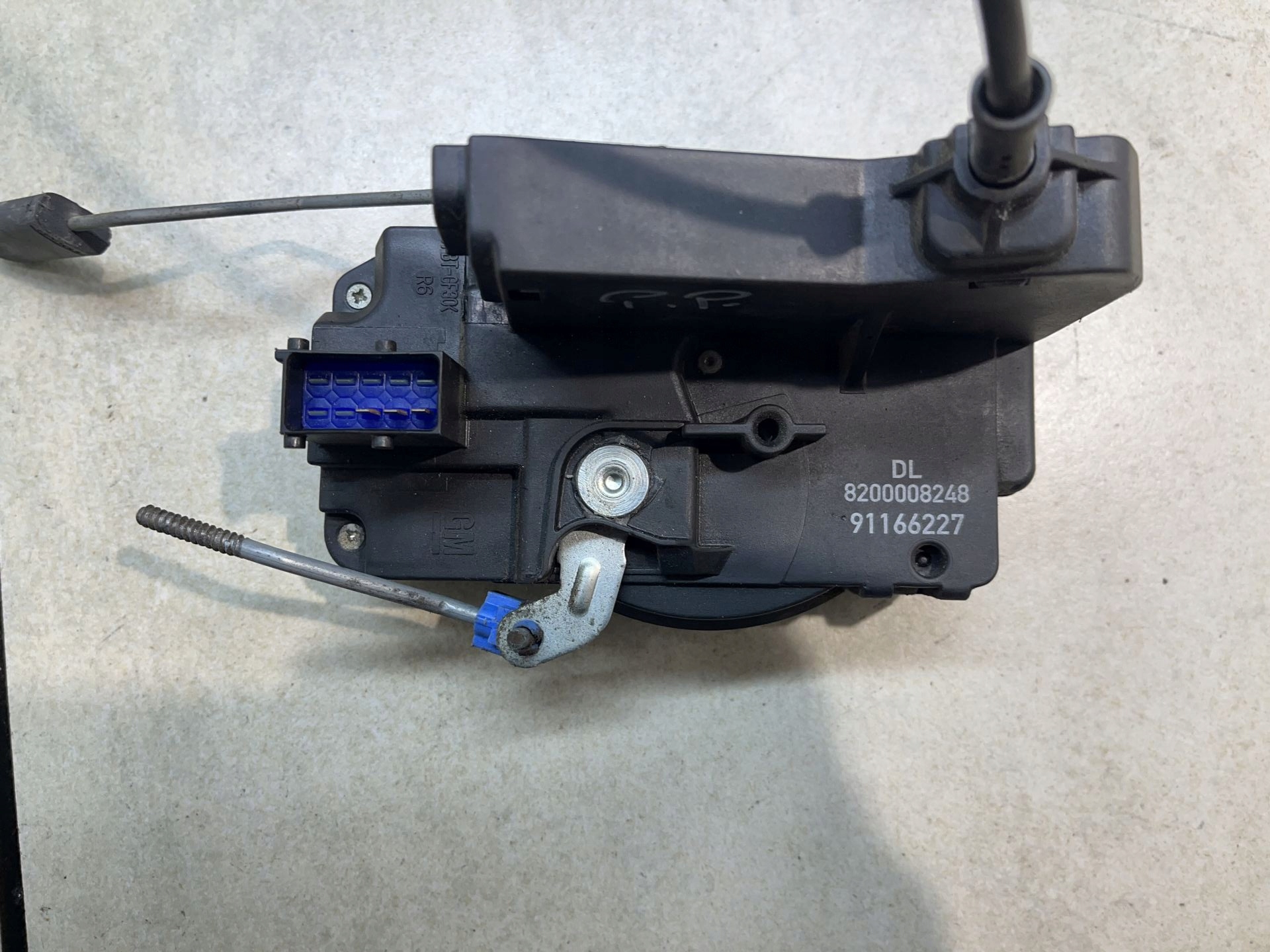 lock door right front 3PIN OPEL VIVARO and 2.5 CDTI 8200008248