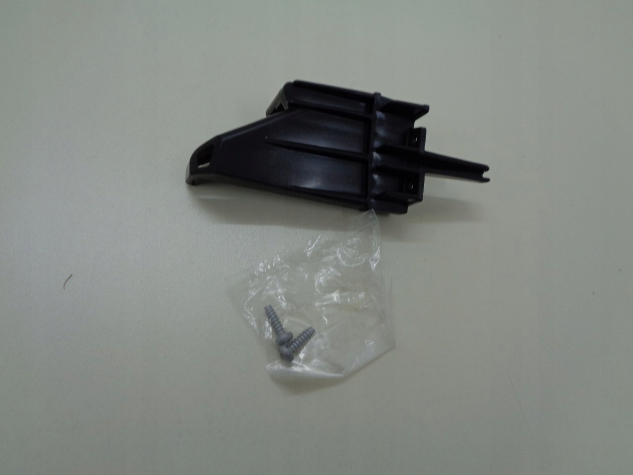 TOYOTA YARIS II UCHWYT LAMPA PRZÓD LEWA