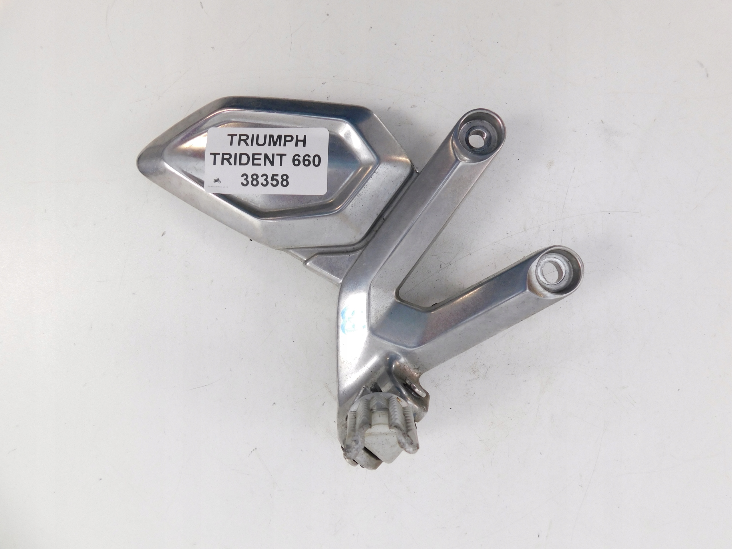 T2086847 - TRIUMPH 660 TRIDENT 2021 НАБОР ПОДНОЖКА ПЕРЕДНЯЯ ПРАВАЯ