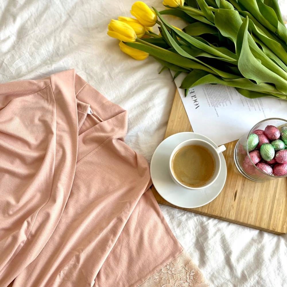 Szlafrok damski z koronką DE LAFENSE Beżowy M Marka De Lafense