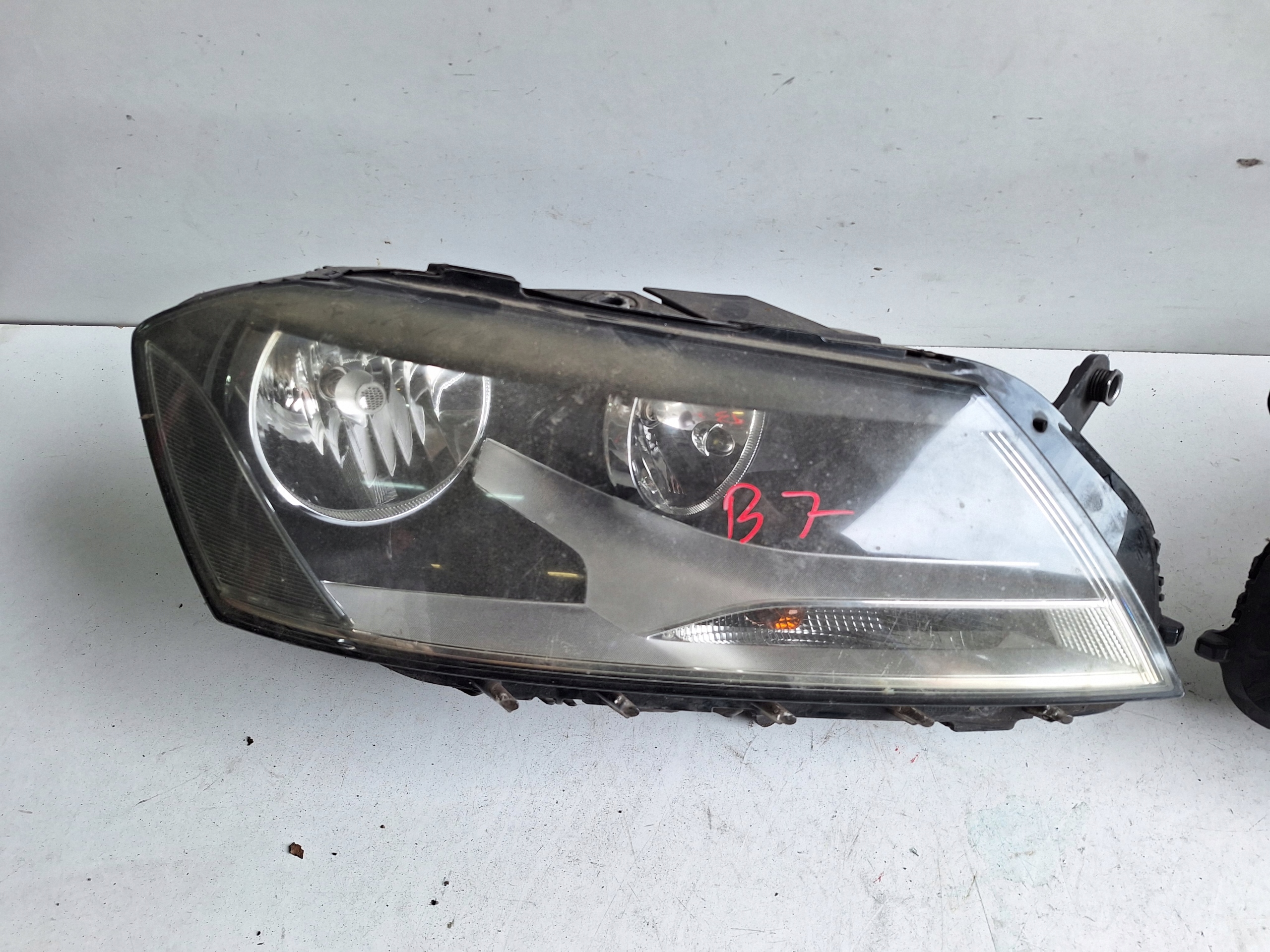 VOLKSWAGEN PASSAT B7 10-14 light right UK