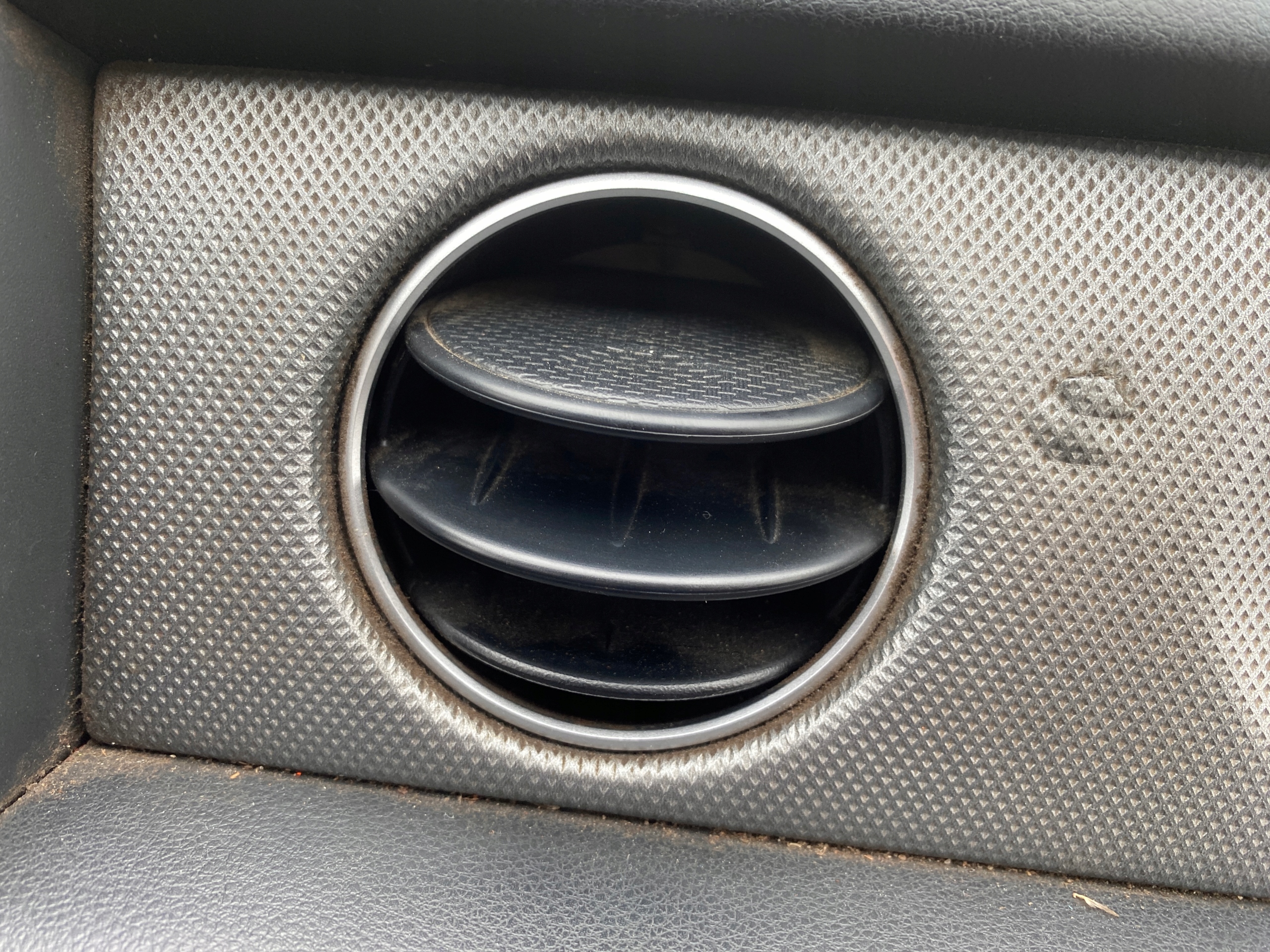 grid air conditioning devices air right left central Mitsubishi Outlander 1 and 03-06
