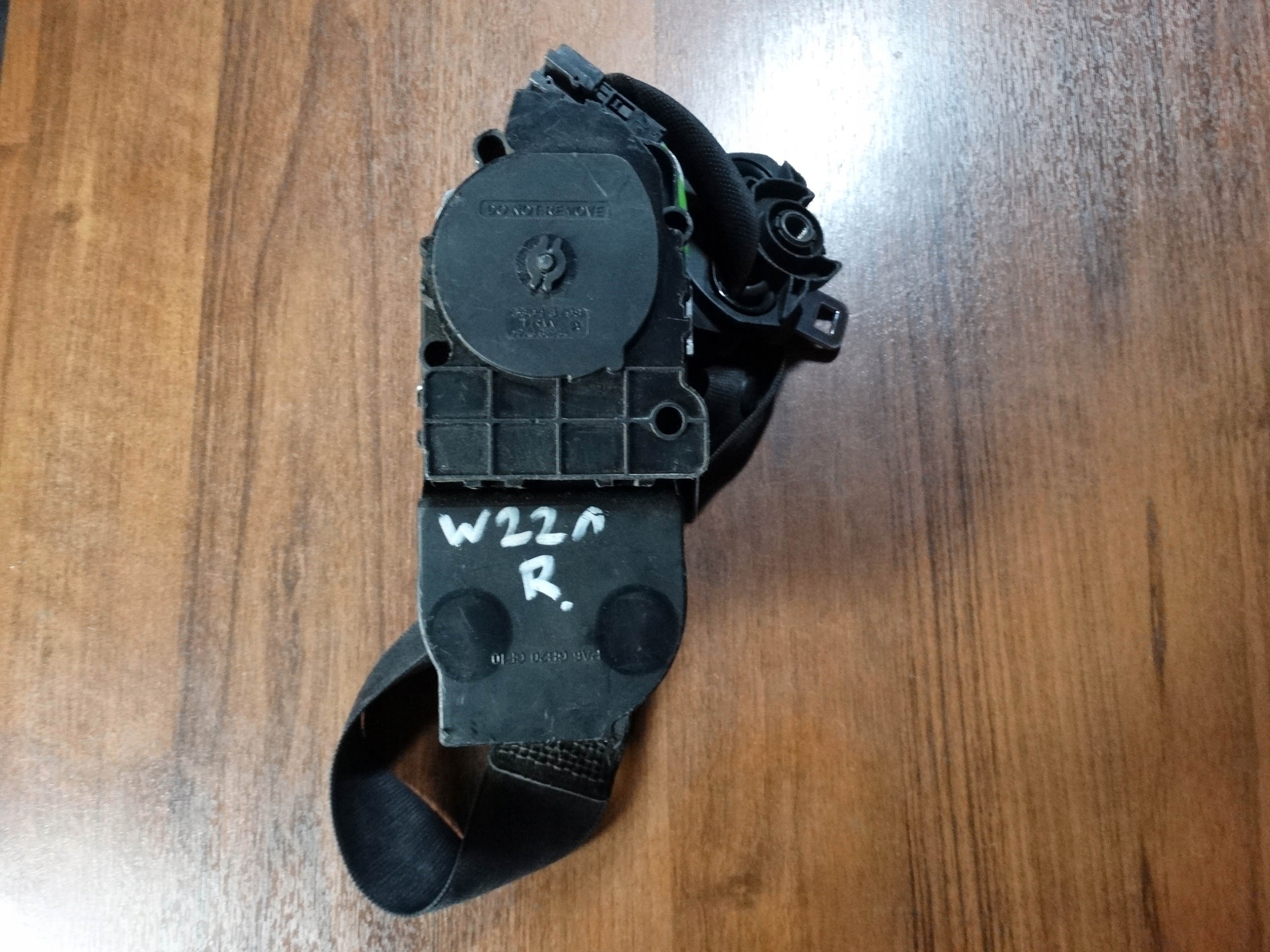 IDEALNY GURTEN SPANNER RECHTS VORNE MERCEDES W221 1