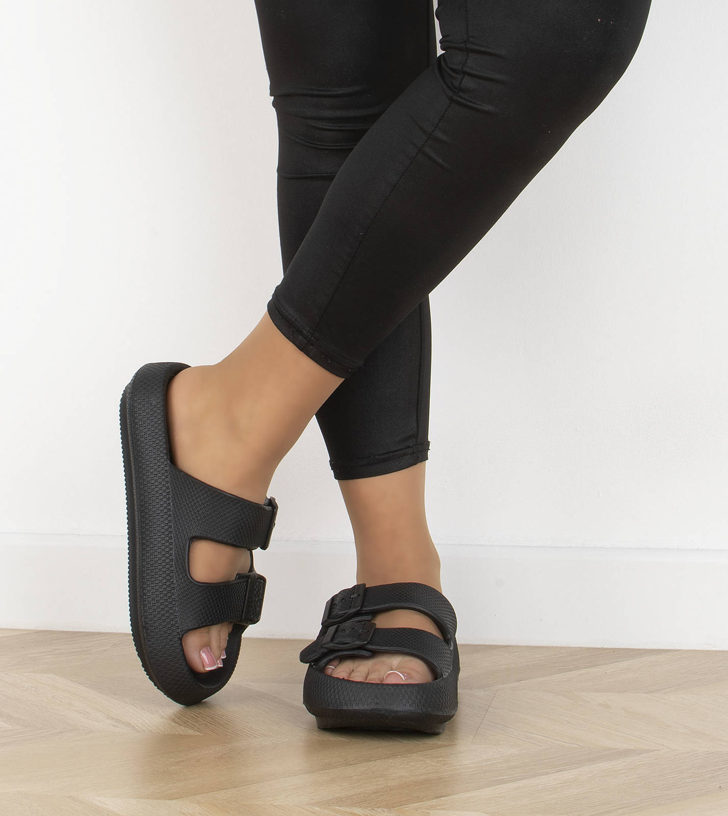 7553 CZARNE GUMOWE LEKKIE KLAPKI KLAMRY 39 Rozmiar 39