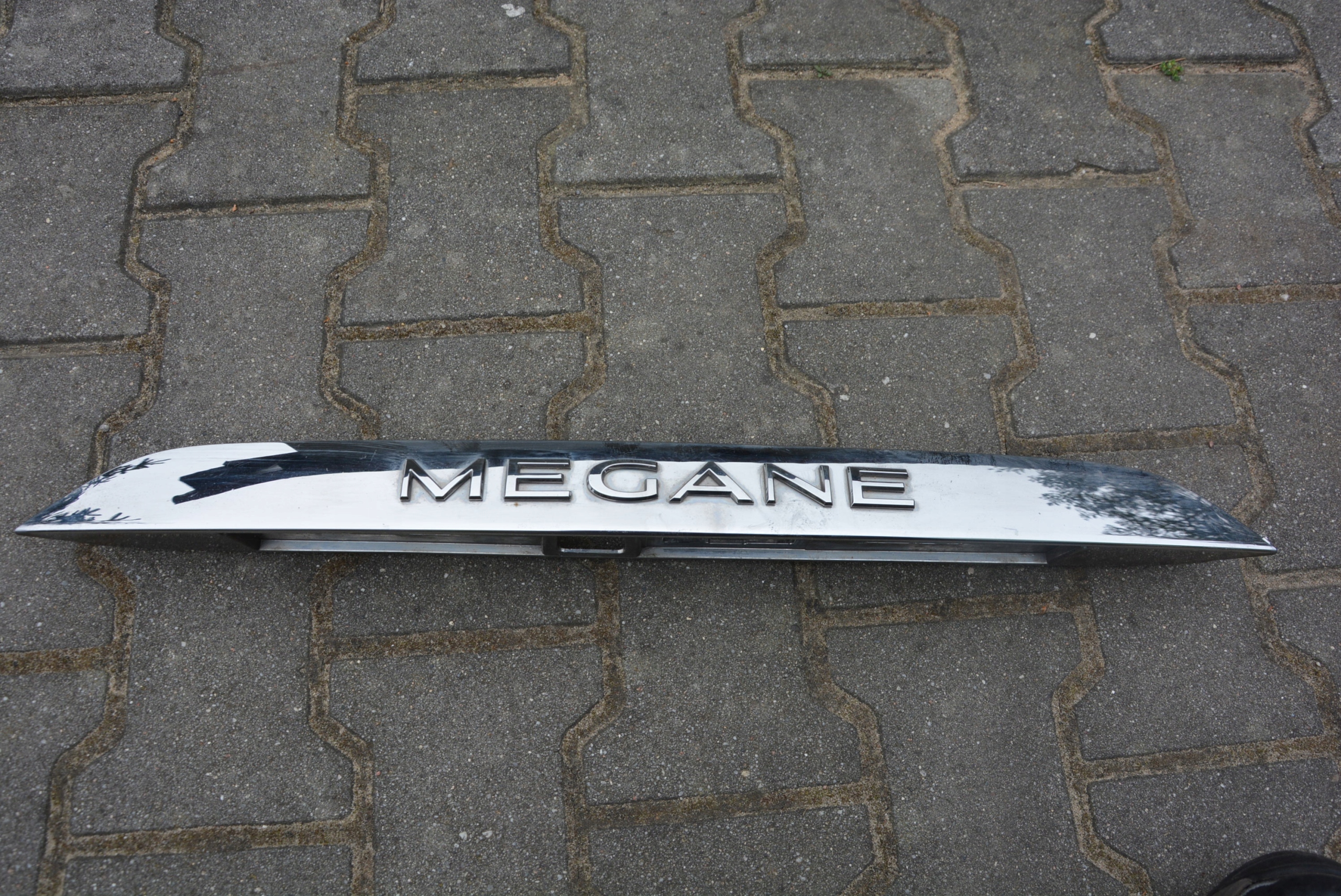 BLENDA KLAPY CHROM LISTWA RENAULT MEGANE IV pod kamerę 848100292R