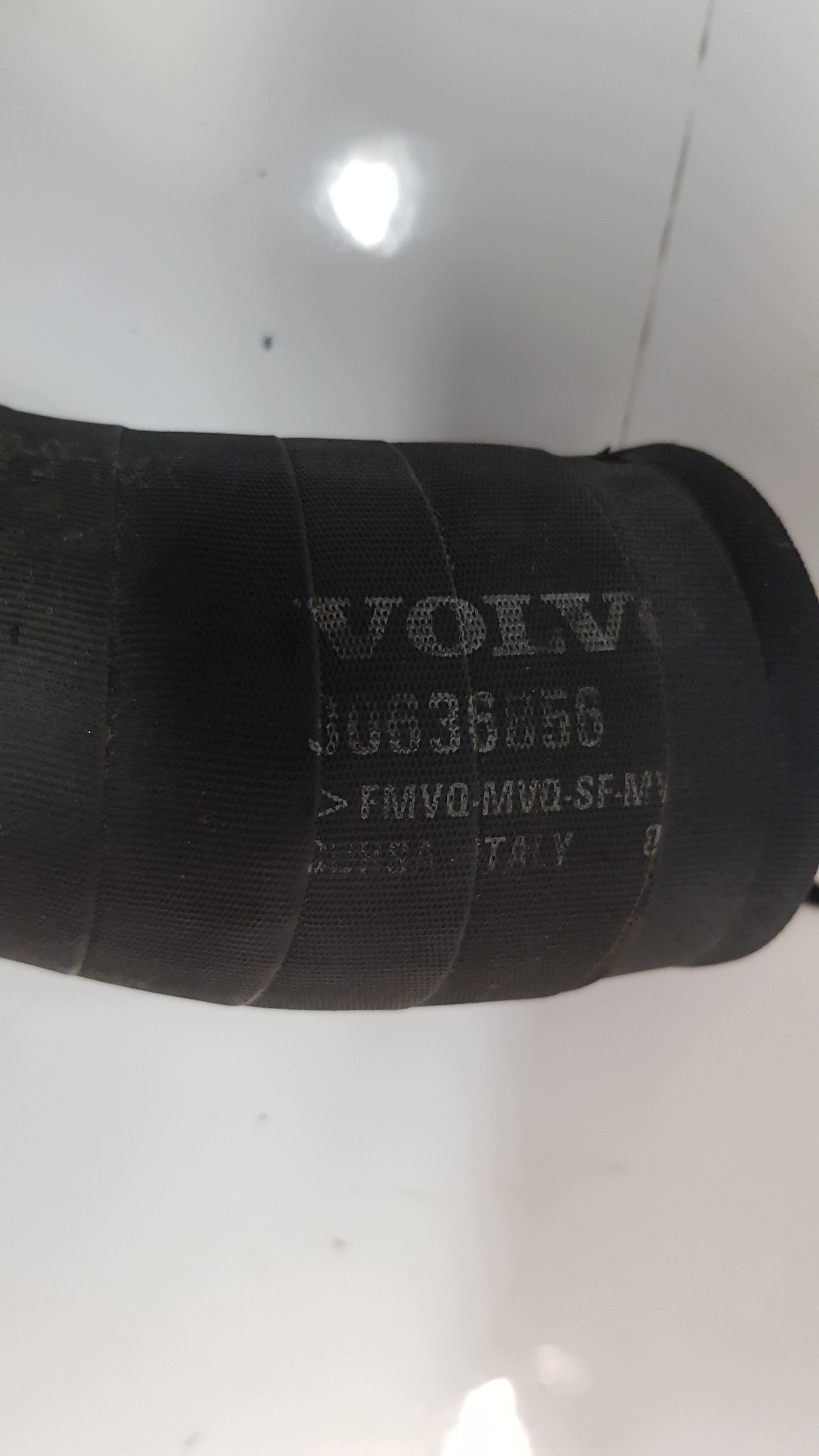 VOLVO 2.4 D5 pipe air 30647918