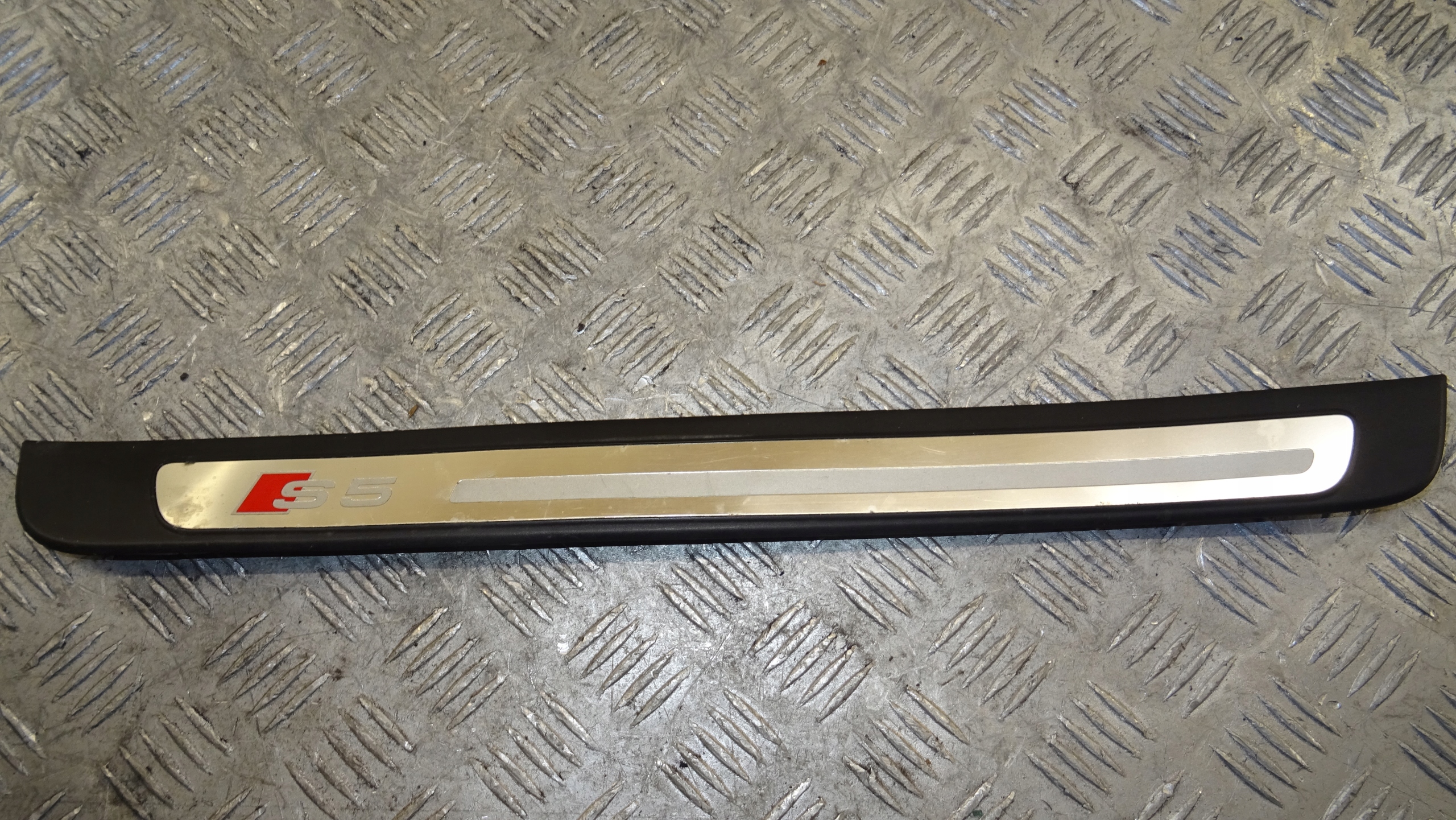 Audi S5 OE 8T8853374B moulding threshold right