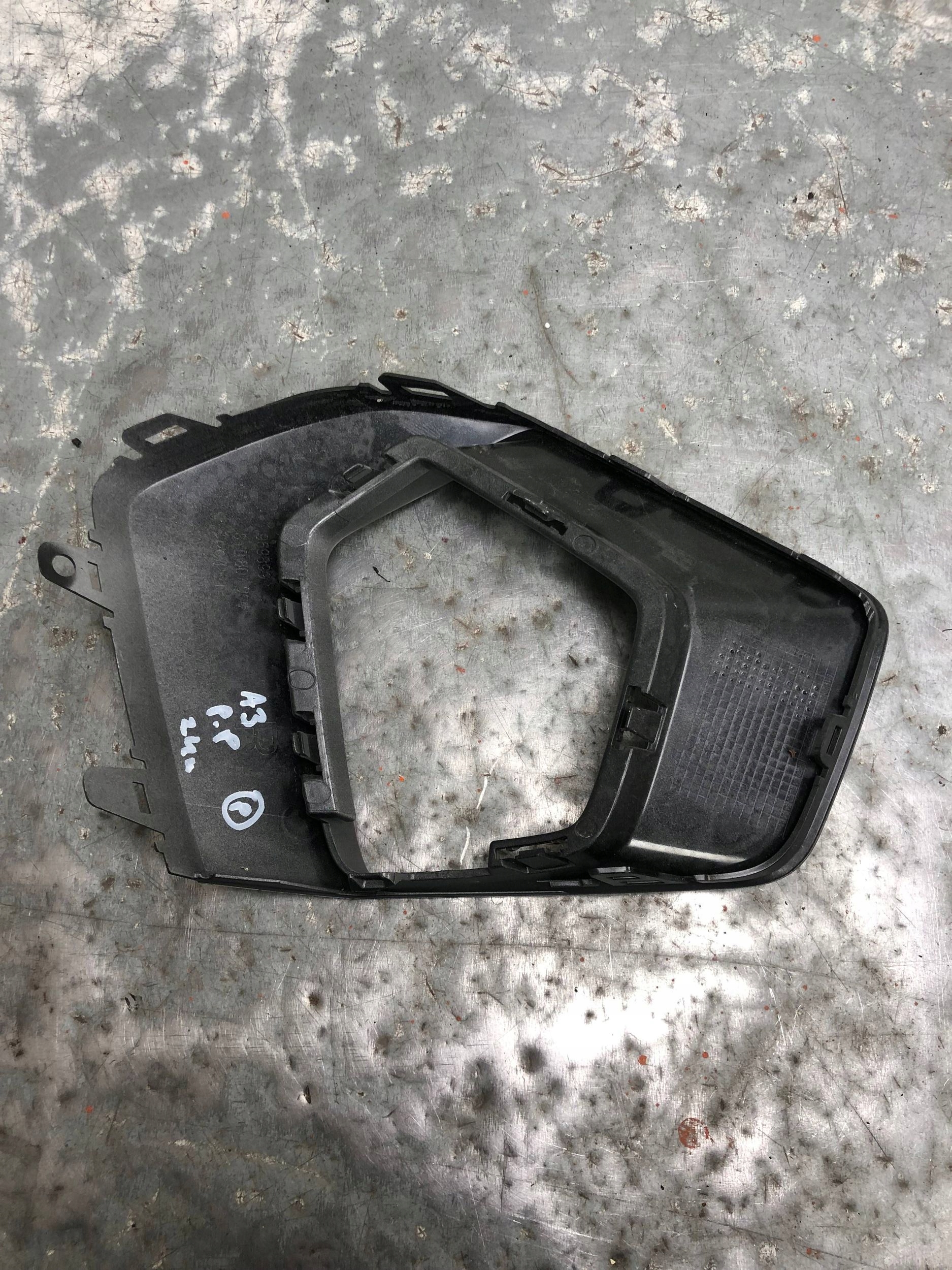 grid of a bumper right front AUDI A3 8Y 8Y0807954